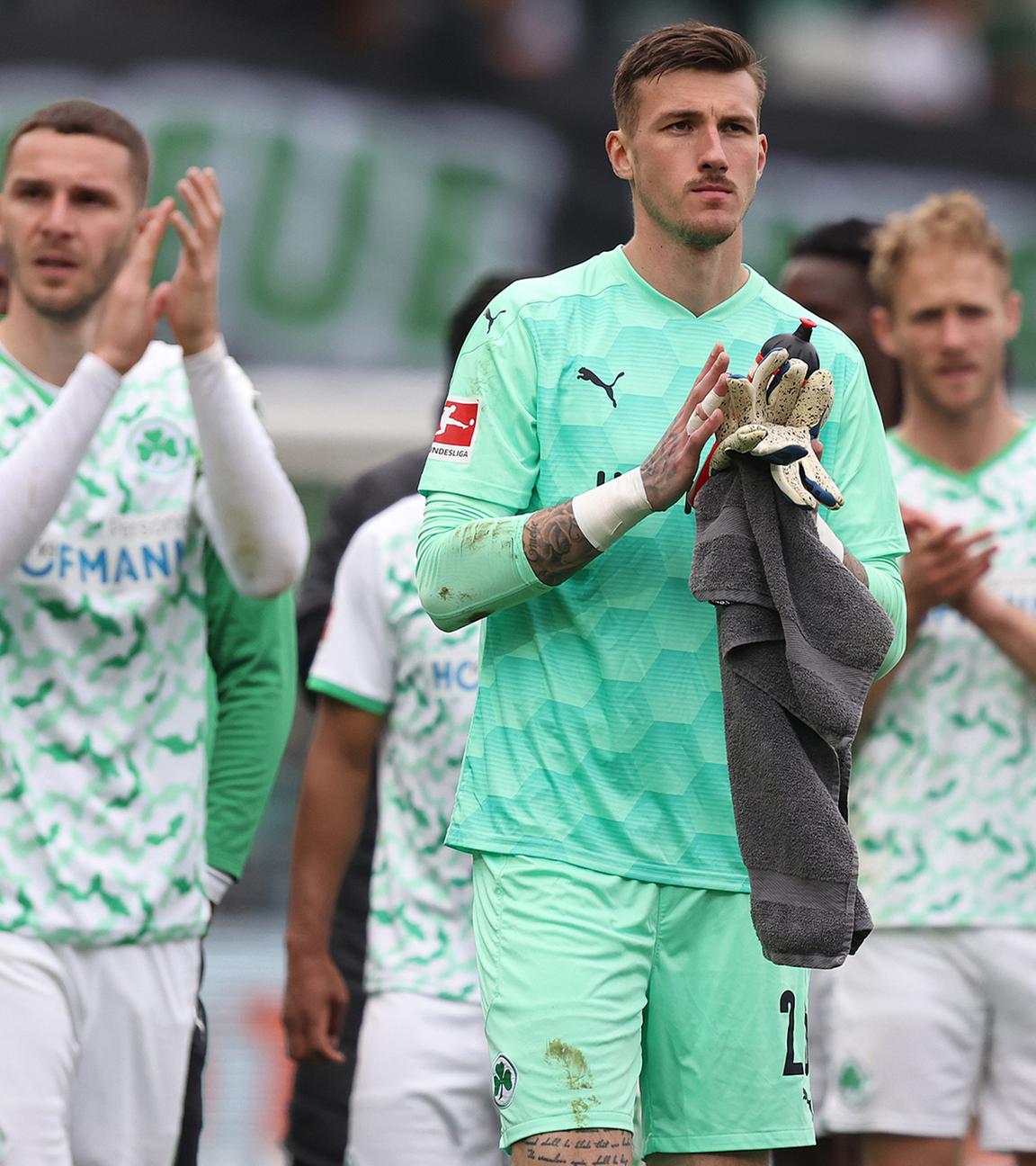 Die Fürther Spieler um Torwart Andreas Linde gehen nach dem Abpfiff über den Rasen.