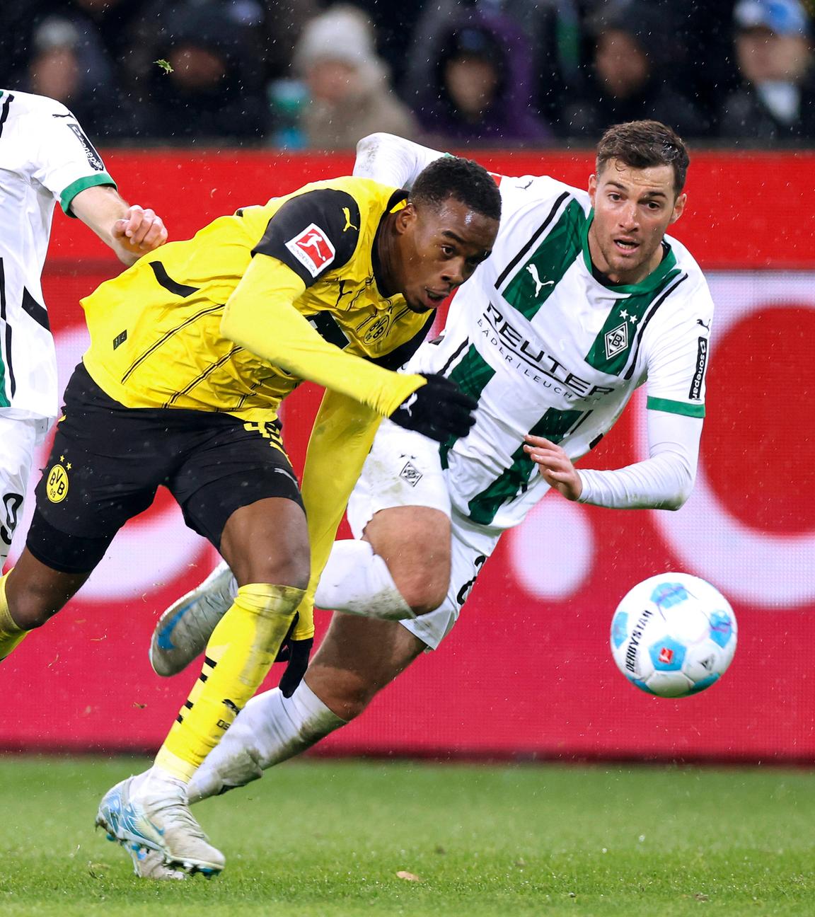 Jamie Gittens von Borrusia Dortmund in Aktion mit Joseph Scally von Borussia Mönchengladbach.