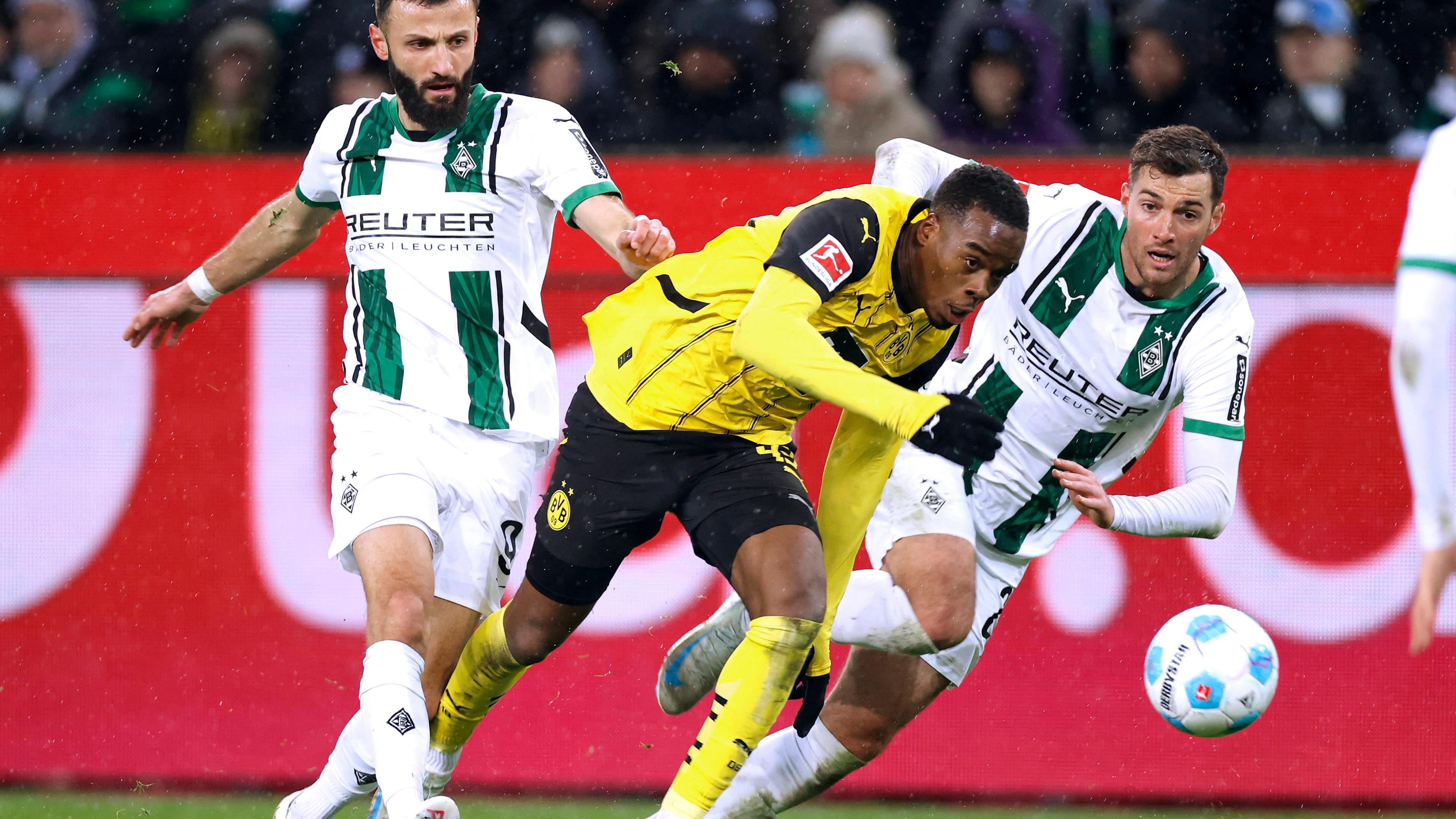 Jamie Gittens von Borrusia Dortmund in Aktion mit Joseph Scally von Borussia Mönchengladbach.