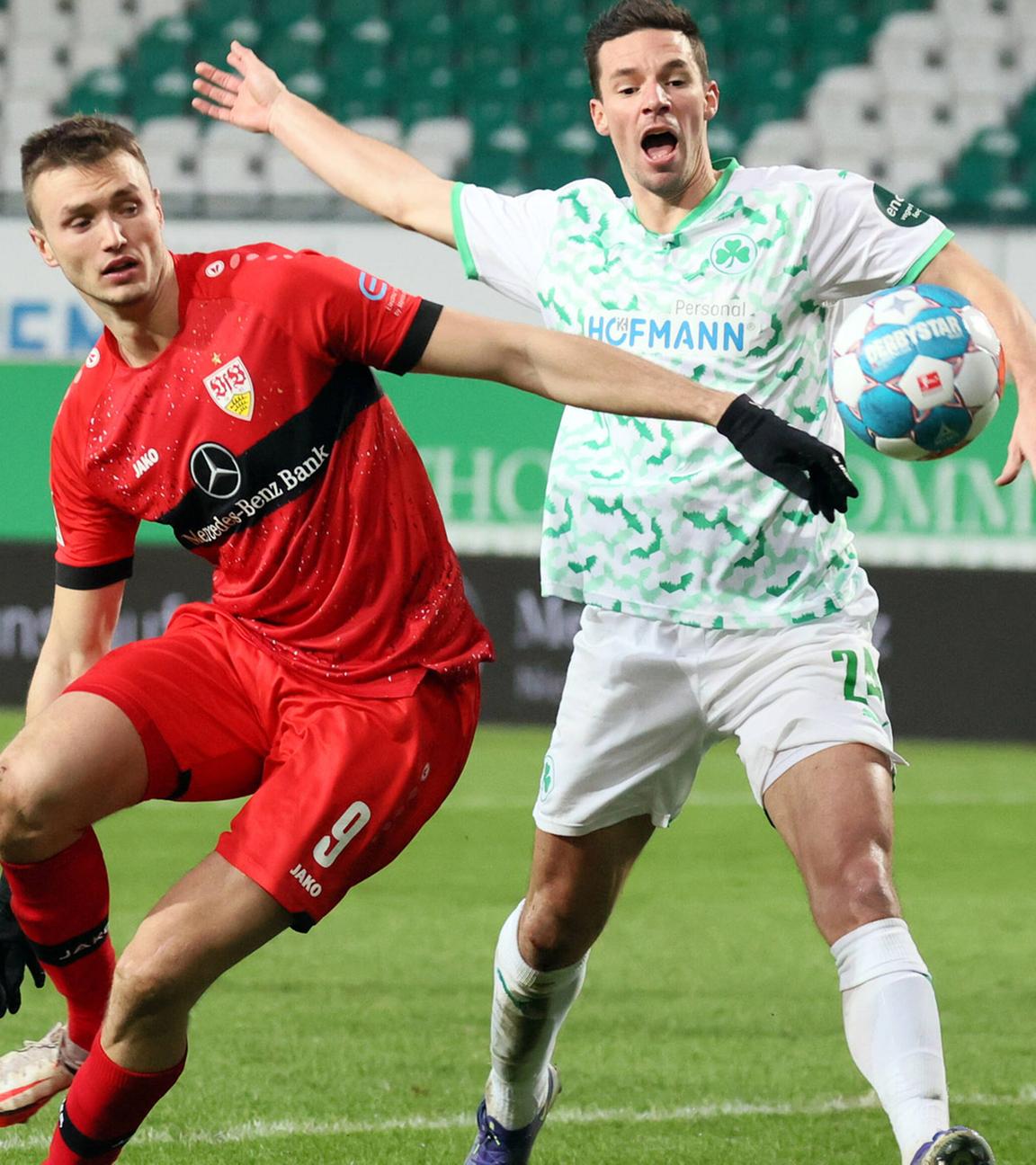 Fürth, 08.01.2022, SpVgg Greuther Fürth gegen VfB Stuttgart: v.l. Sasa Kalajdzic (VfB Stuttgart), Nick Viergever (SpVgg Greuther Fürth)