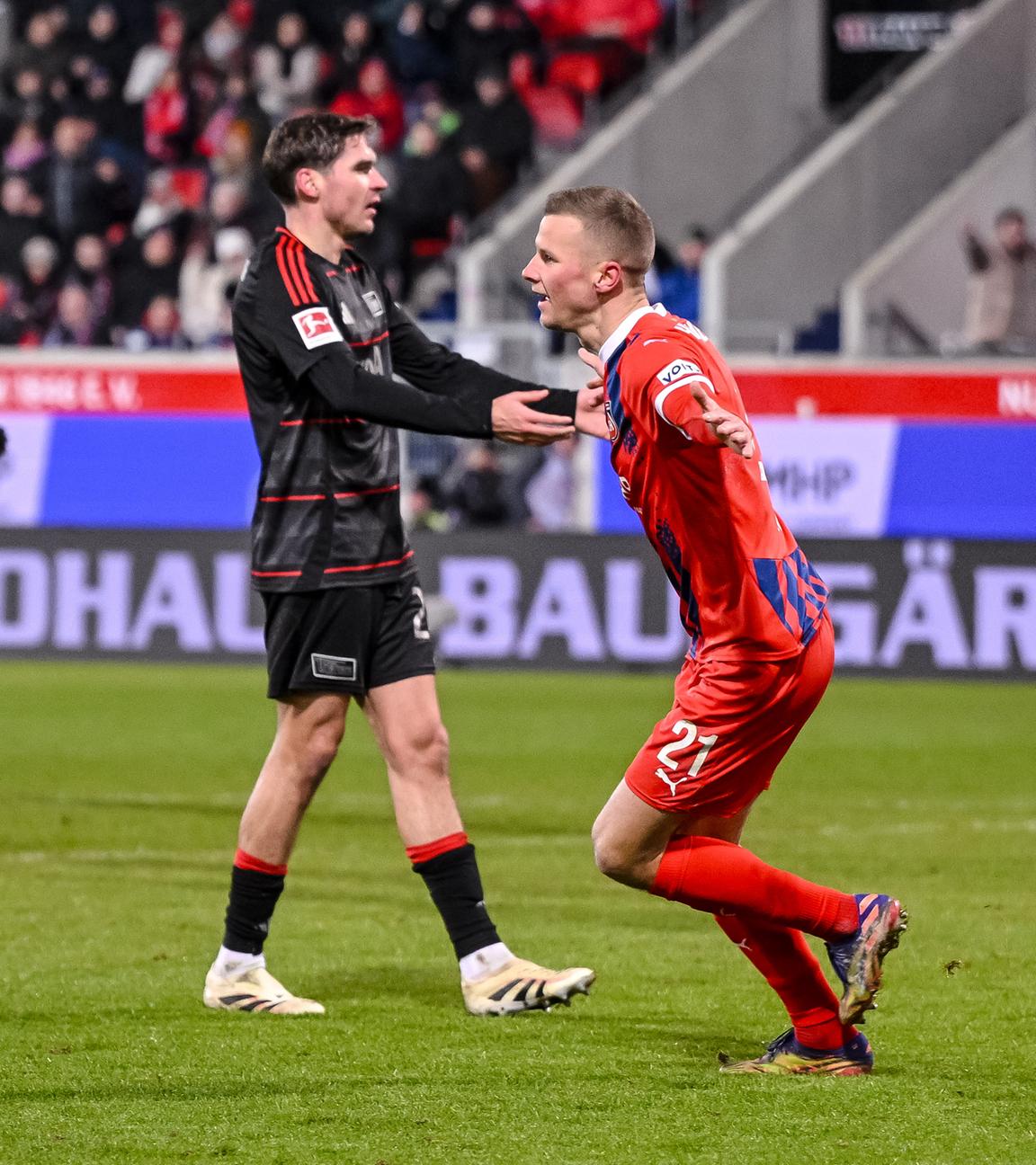 Heidenheims Adrian Beck jubelt nach seinem Tor zum 2:0 gegen Union Berlin. 