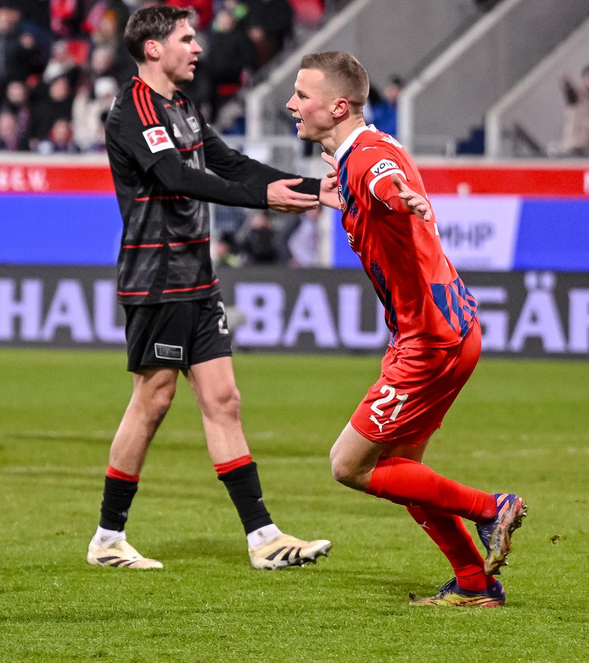 Heidenheims Adrian Beck jubelt nach seinem Tor zum 2:0 gegen Union Berlin. 