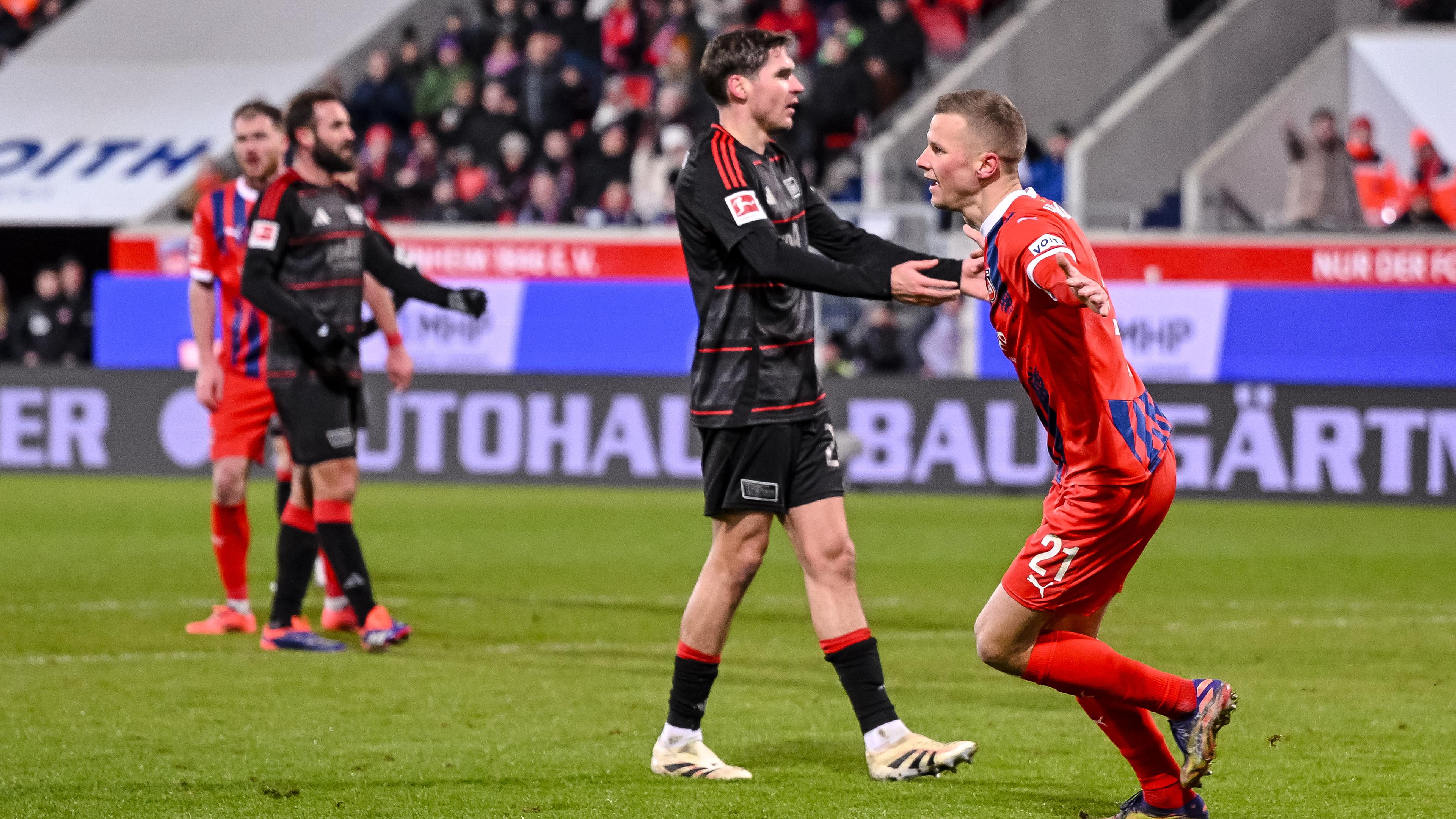 Heidenheims Adrian Beck jubelt nach seinem Tor zum 2:0 gegen Union Berlin. 