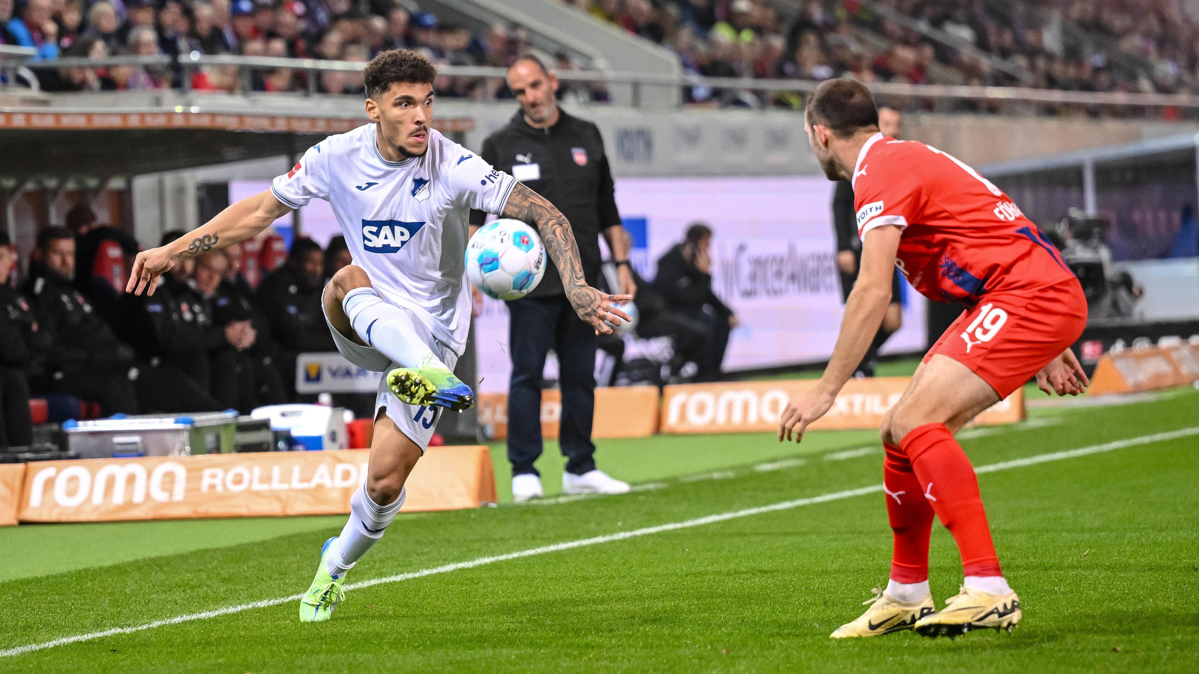 Hoffenheims Valentin Gendrey in Aktion mit dem Ball gegen Heidenheims Jonas Föhrenbach.