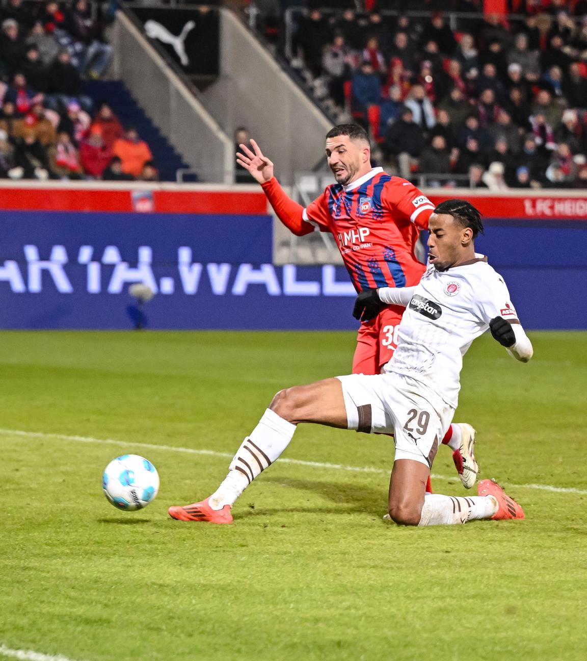 St.Paulis Morgan Guilavogui schießt das Tor zum 2:0 gegen Heidenheim.