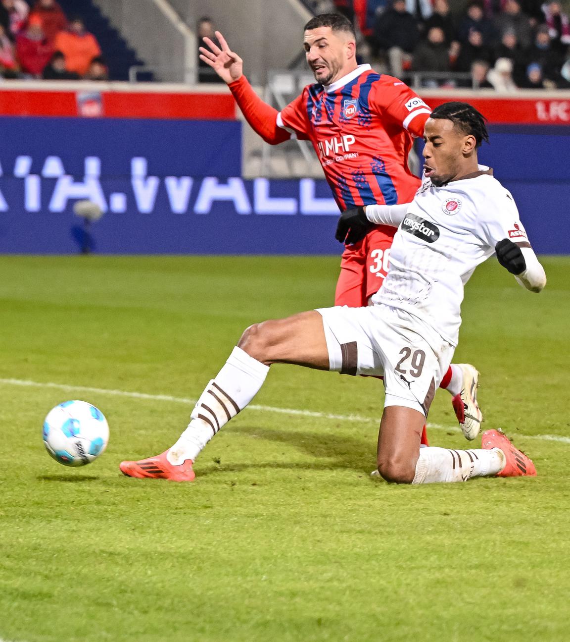 St.Paulis Morgan Guilavogui schießt das Tor zum 2:0 gegen Heidenheim.