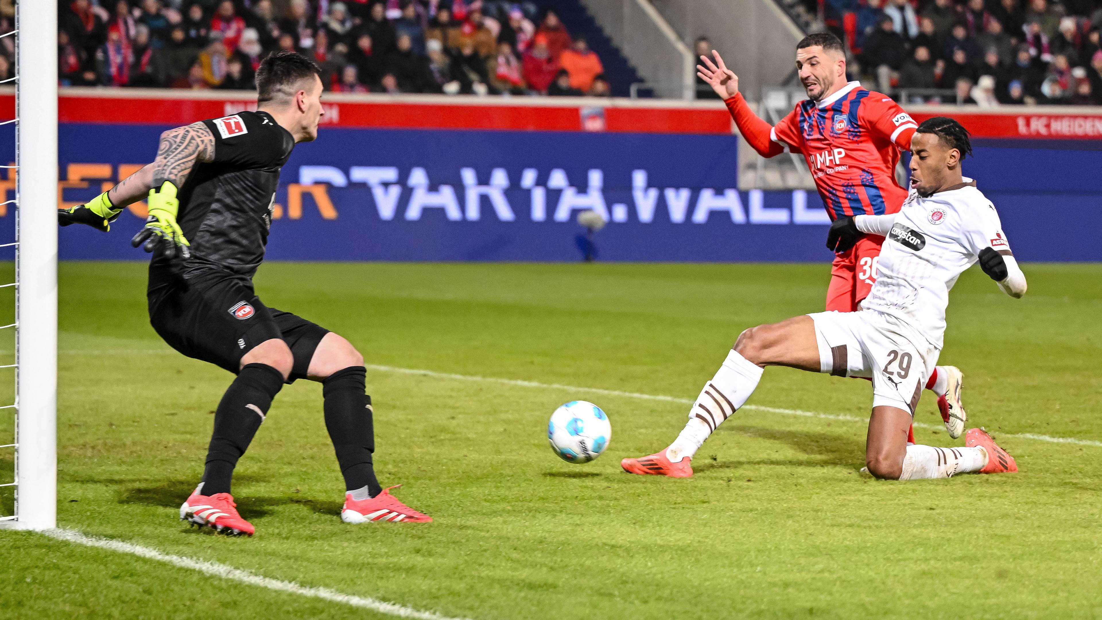 St.Paulis Morgan Guilavogui schießt das Tor zum 2:0 gegen Heidenheim.