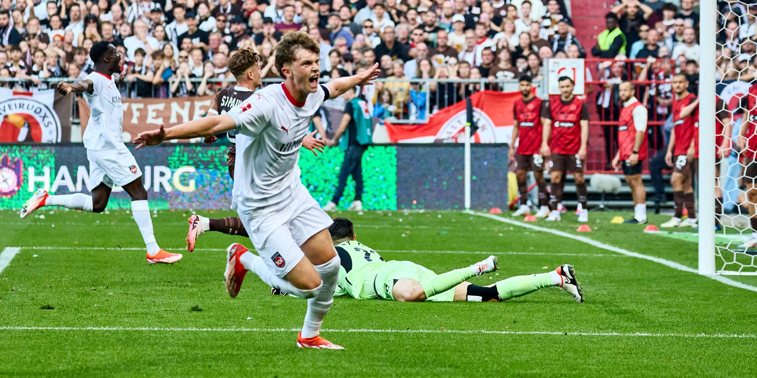 Paul Wanner vom FC heidenheim bejubelt sein Tor zum 1:0 gegen St. Pauli.