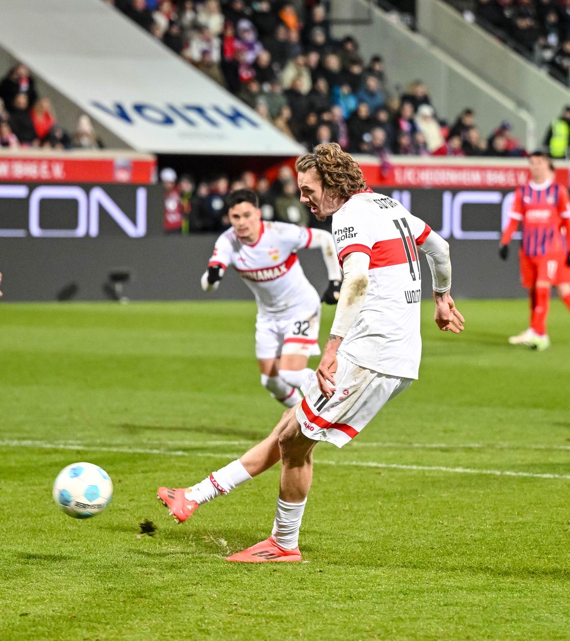 Stuttgarts Nick Woltemade schießt mit dem Elfmeter das Tor zum 3:1 gegen Heidenheim.