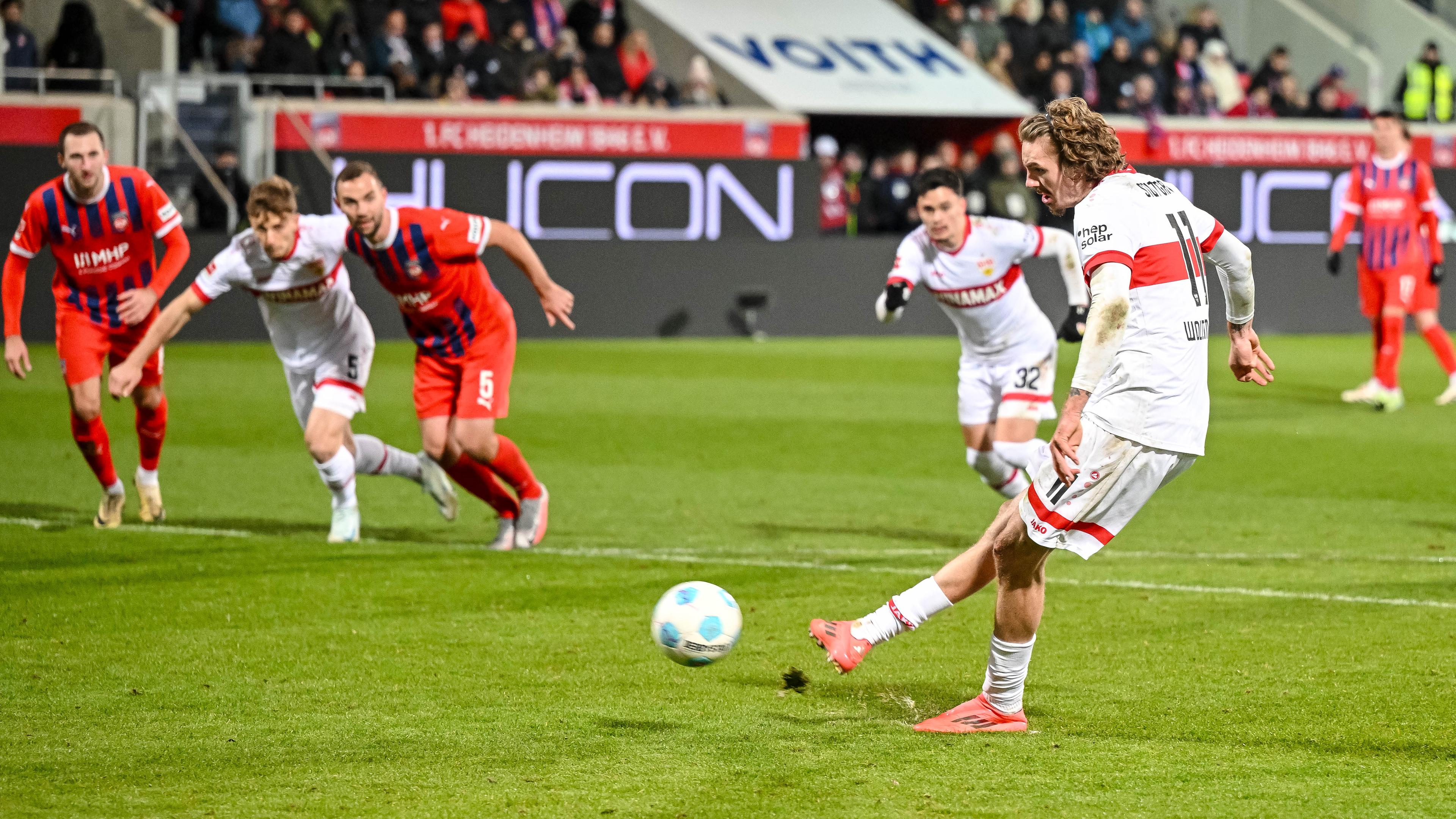 Stuttgarts Nick Woltemade schießt mit dem Elfmeter das Tor zum 3:1 gegen Heidenheim.