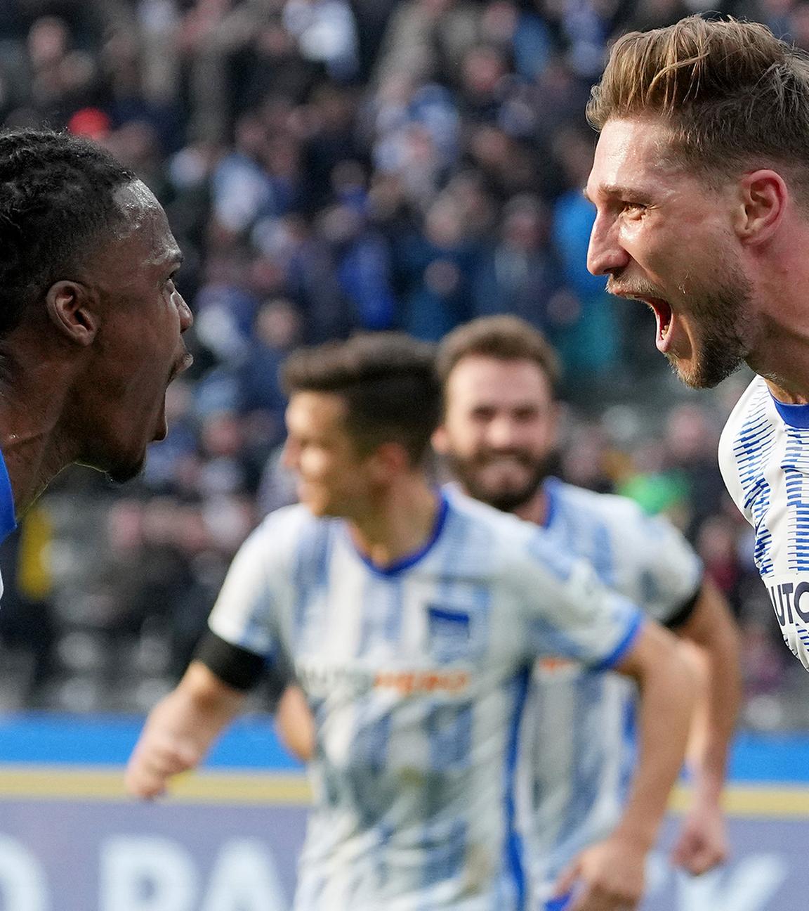 Herthas Niklas Stark (r.) bejubelt seinen Kopfballtreffer zum 1:0 mit Herthas Dedryck Boyata.