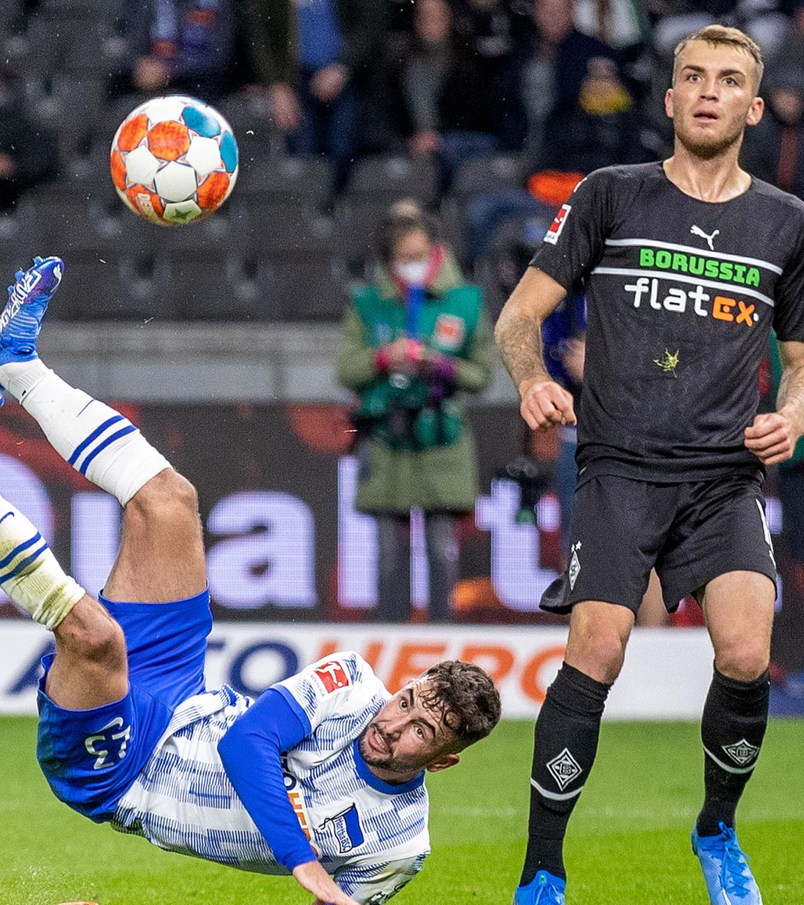 Marco Richter (l) von Hertha BSC überwindet Torwart Yann Sommer (r) von Mönchengladbach am 23.10.2021 im Olympiastadion Berlin.