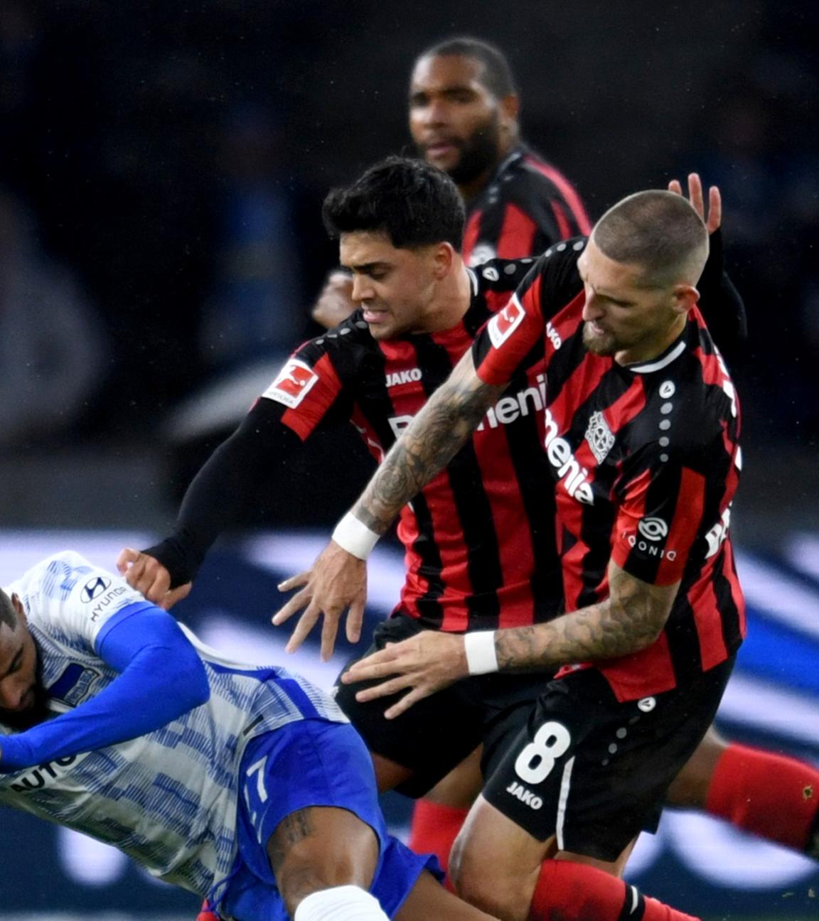 Bundesliga: Olympiastadion Berlin am 07.11.2021,  Kevin-Prince Boateng (Hertha BSC) mit Bayer Leverkusens Robert Andrich.