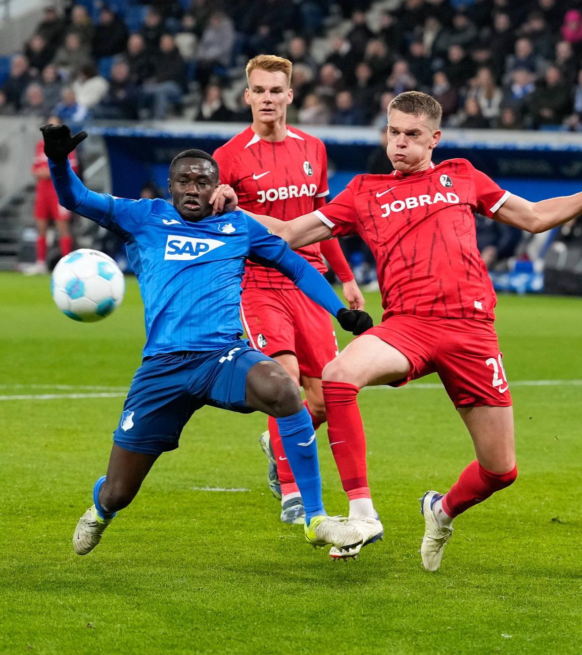 Freiburgs Matthias Ginter schießt das Tor gegen Hoffenheim.