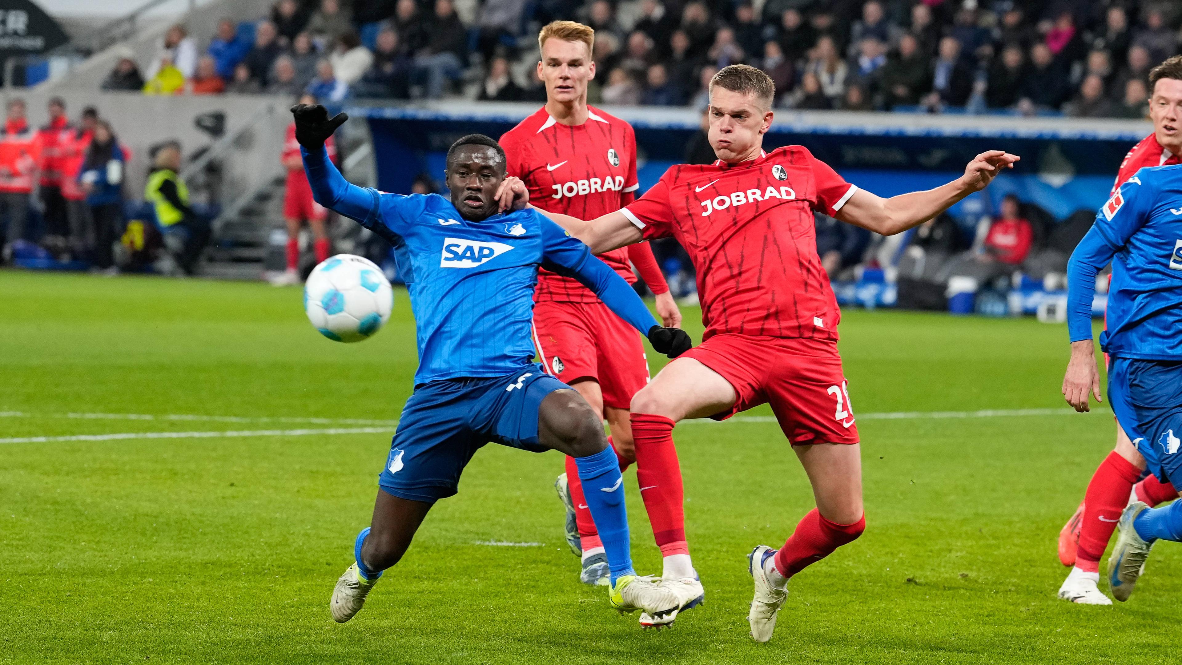 Freiburgs Matthias Ginter schießt das Tor gegen Hoffenheim.