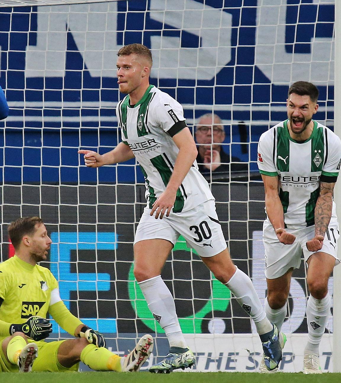 Mönchengladbachs Nico Elvedi und Tim Kleindienst jubeln nach dem 1:0 Tor von Philipp Sander.