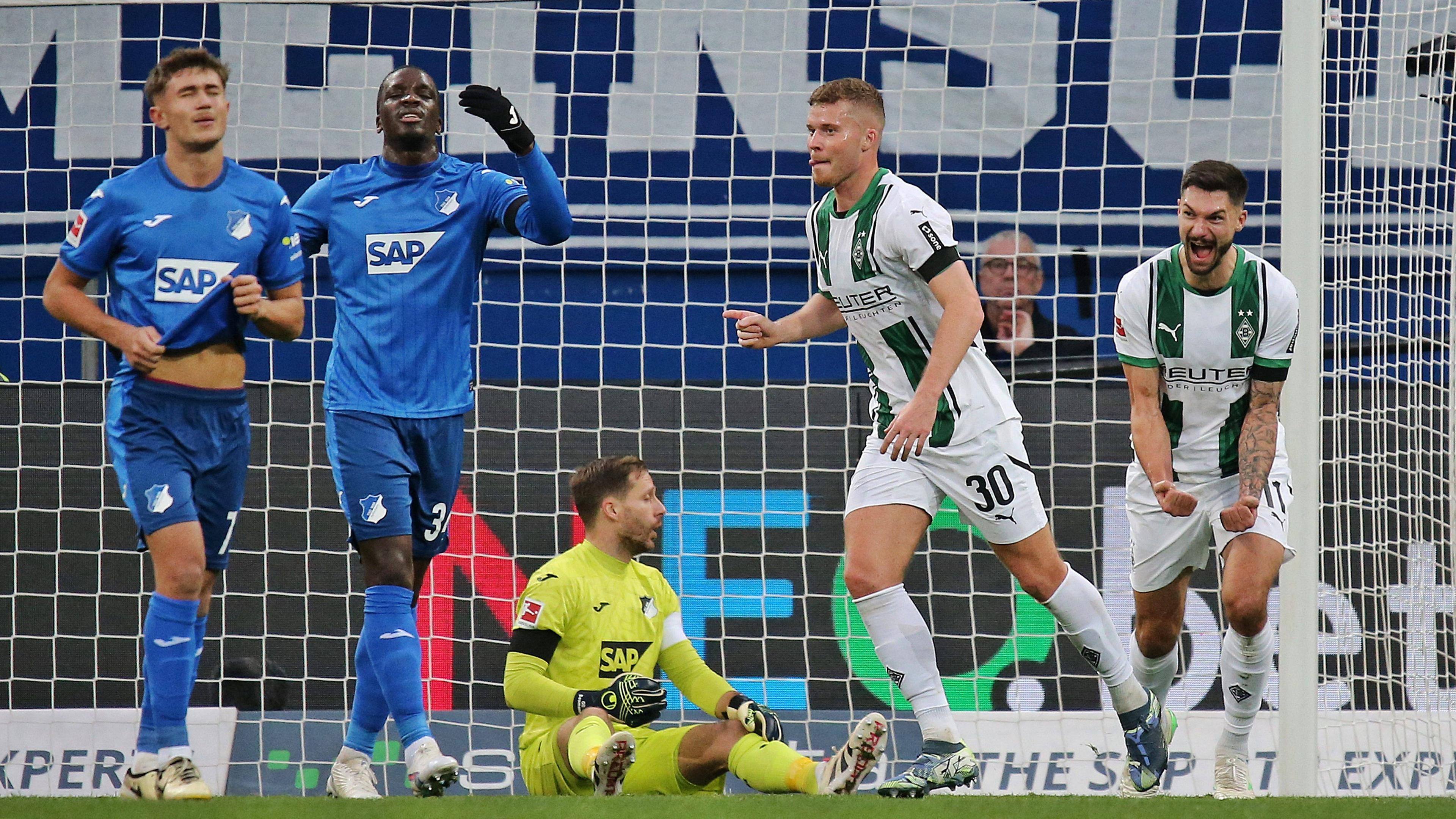 Mönchengladbachs Nico Elvedi und Tim Kleindienst jubeln nach dem 1:0 Tor von Philipp Sander.