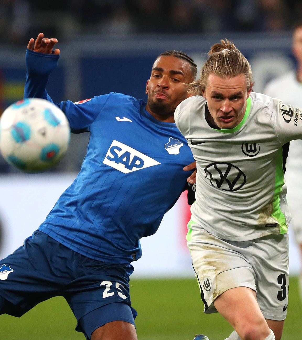 Hoffenheims Kevin Akpoguma und Patrick Wimmer vom VfL Wolfsburg beim Kampf um den Ball.