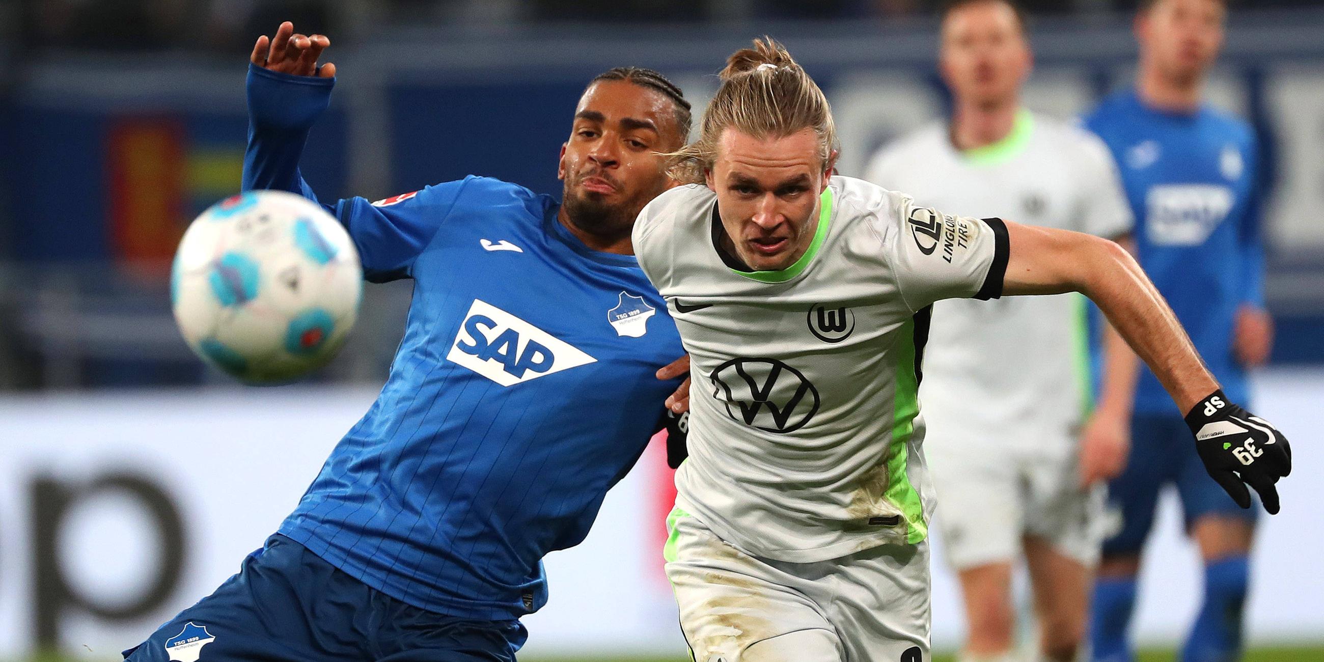 Hoffenheims Kevin Akpoguma und Patrick Wimmer vom VfL Wolfsburg beim Kampf um den Ball.