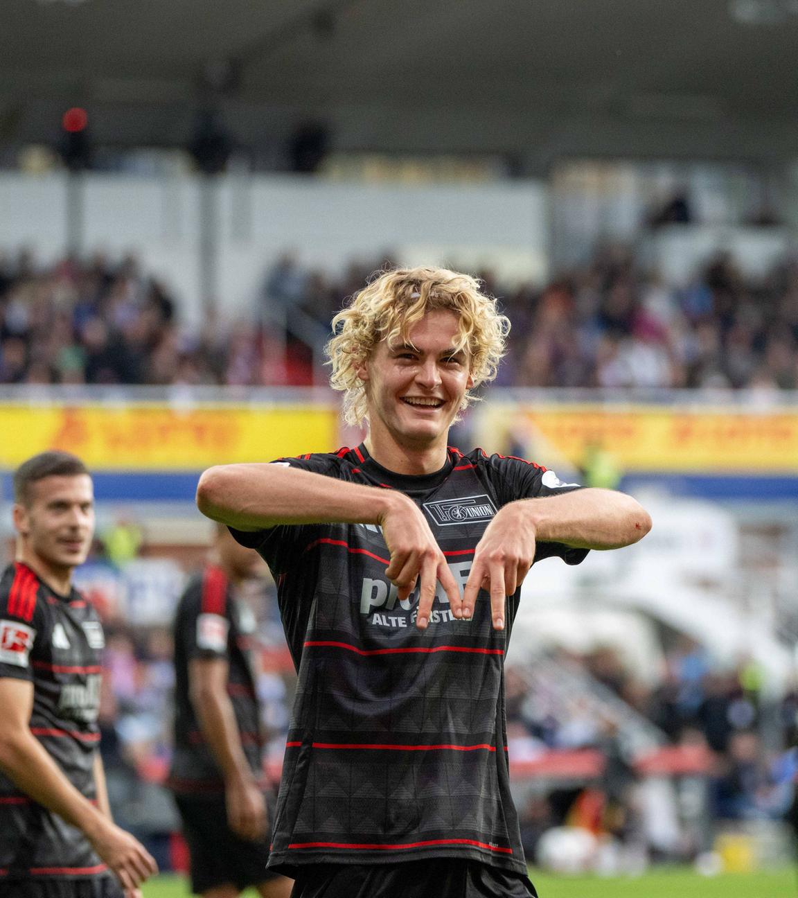 Union Berlins Tom Rothe jubelt mit seiner Mannschaft nach seinem Tor zum 2:0 gegen Holstein Kiel.