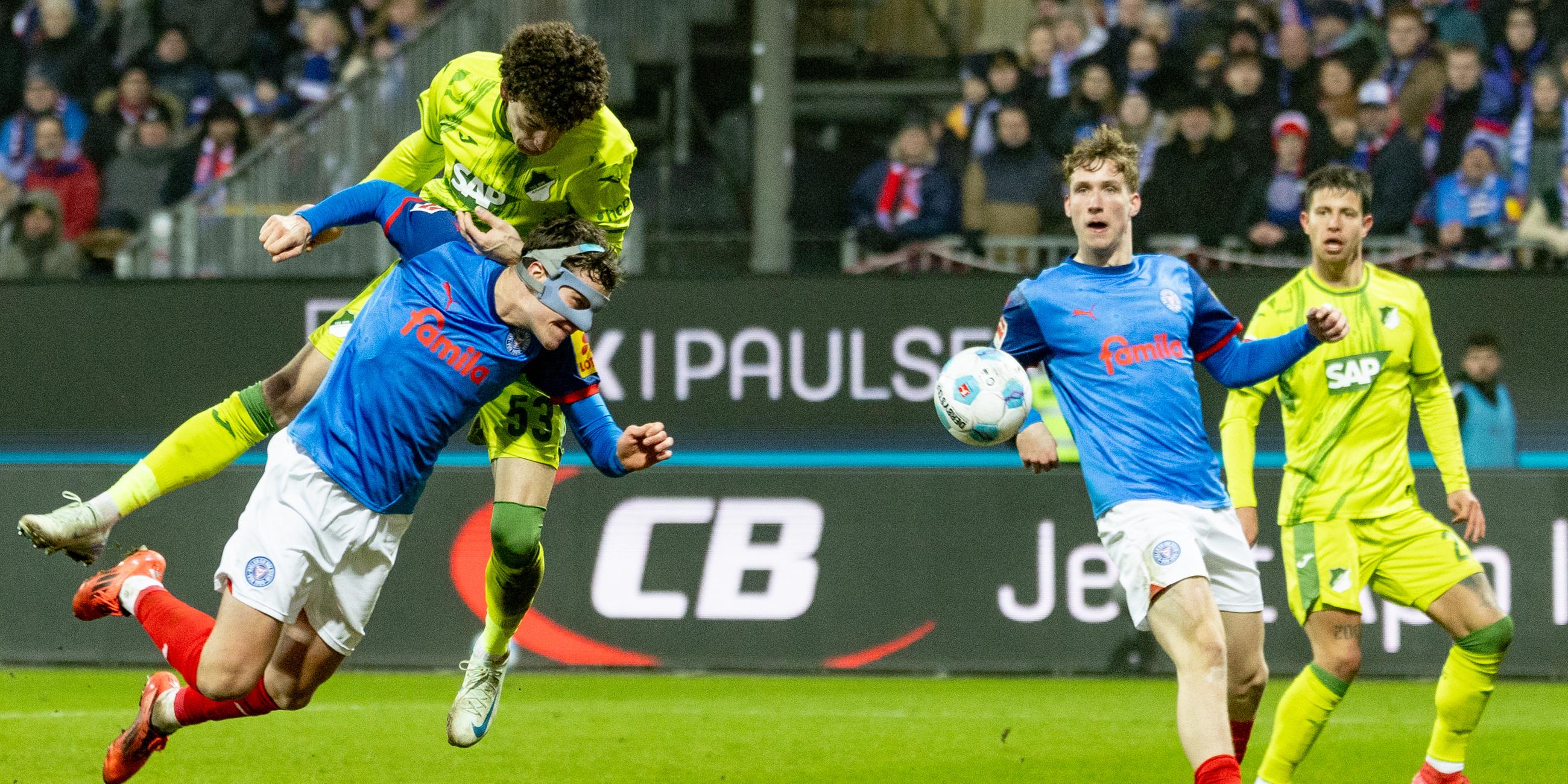 Hoffenheims Erencan Yardimci und Kiels Max Geschwill kämpfen um den Ball.