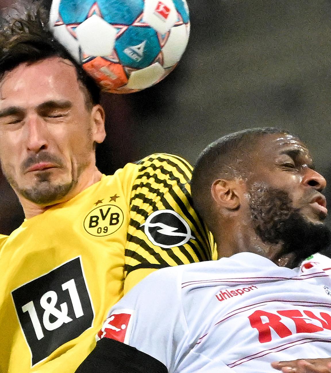 Dortmunds Mats Hummels (l.) in Aktion gegen Kölns Anthony Modeste (r.).
