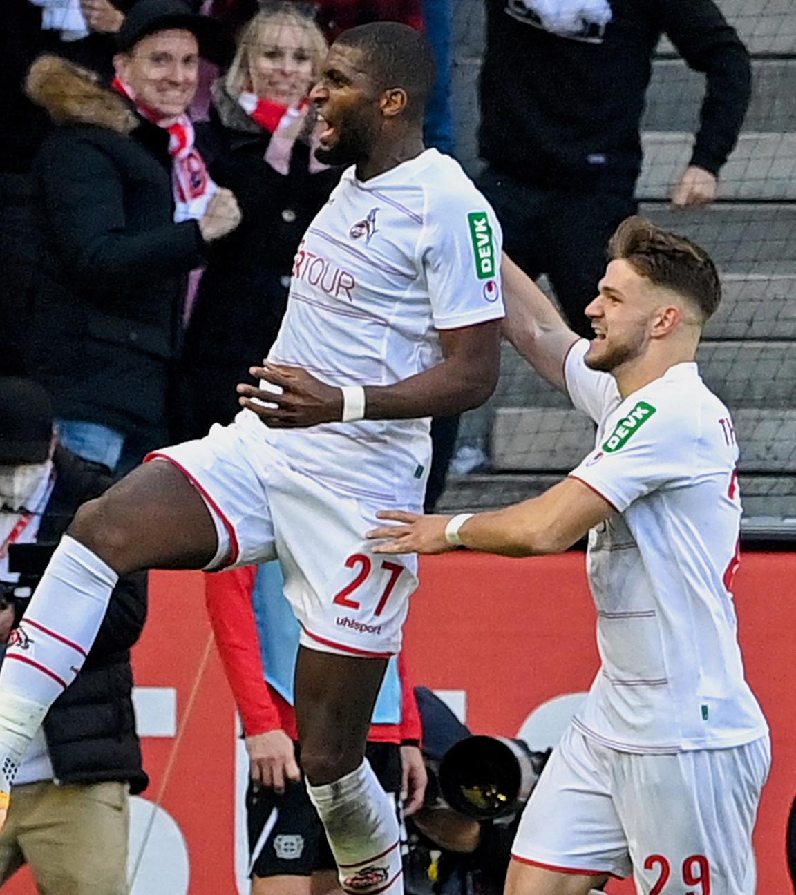 Anthony Modeste (l) vom 1. FC Köln jubelt über Tor gegen Bayer 04 Leverkusen am 24.10.2021 im Rheinenergiestadion in Köln.