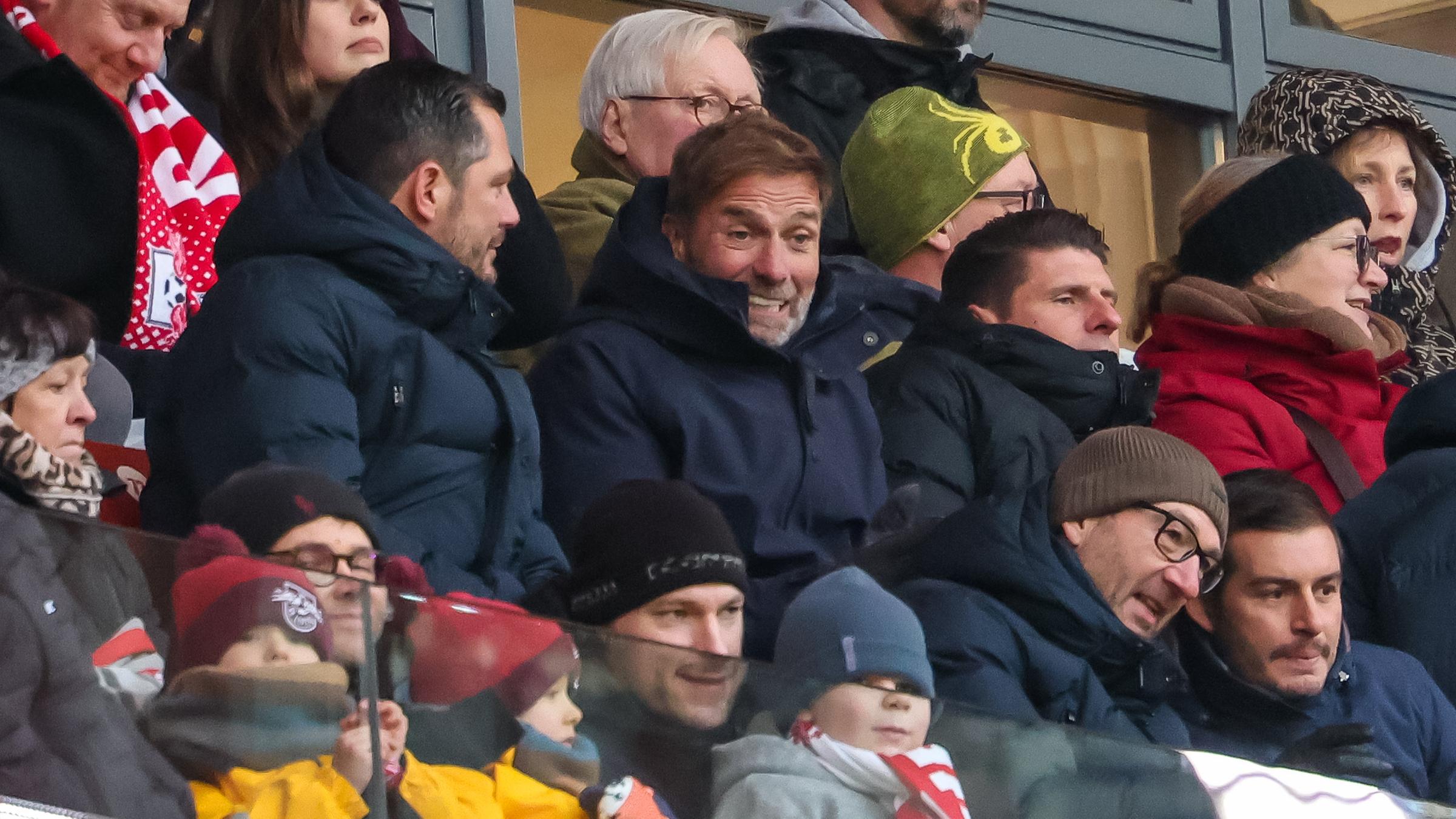 Jürgen Klopp sitzt auf der Tribüne beim Spiel: RB Leipzig gegen Werder Bremen.