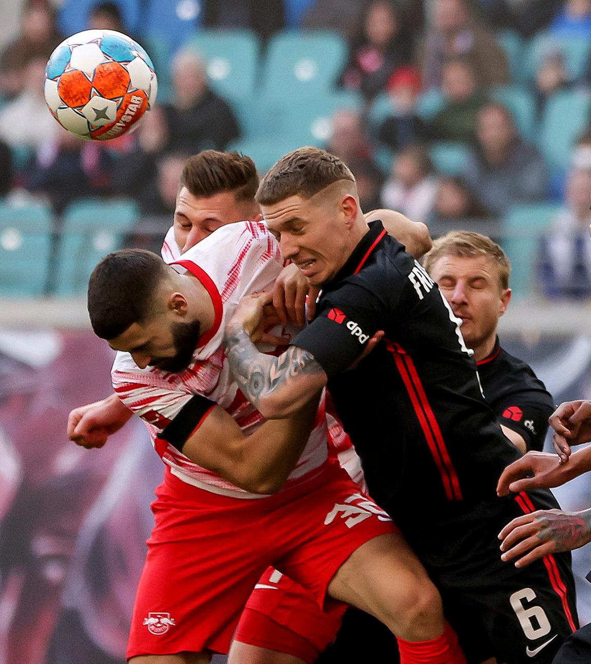 Leipzigs Josko Gvardiol (l.) und Frankfurts Kristijan Jakic kämpfen um den Ball. 