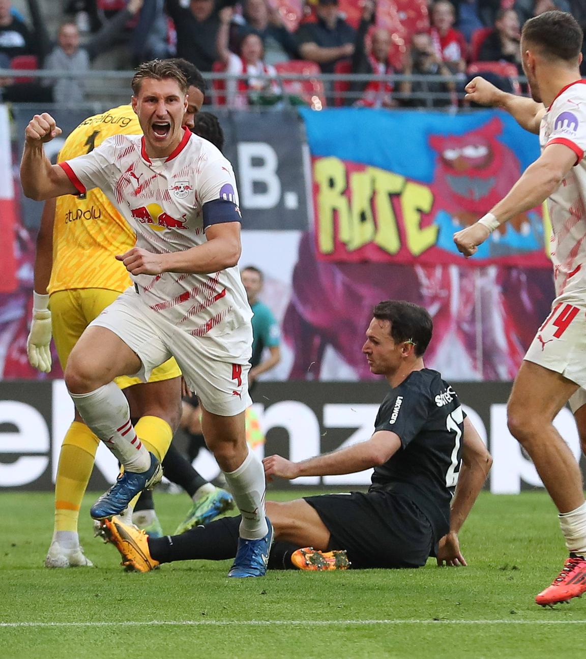 Willi Orban von RB Leipzig jubelt nach seinem Tor zum 1:1 gegen den SC Freibrug.