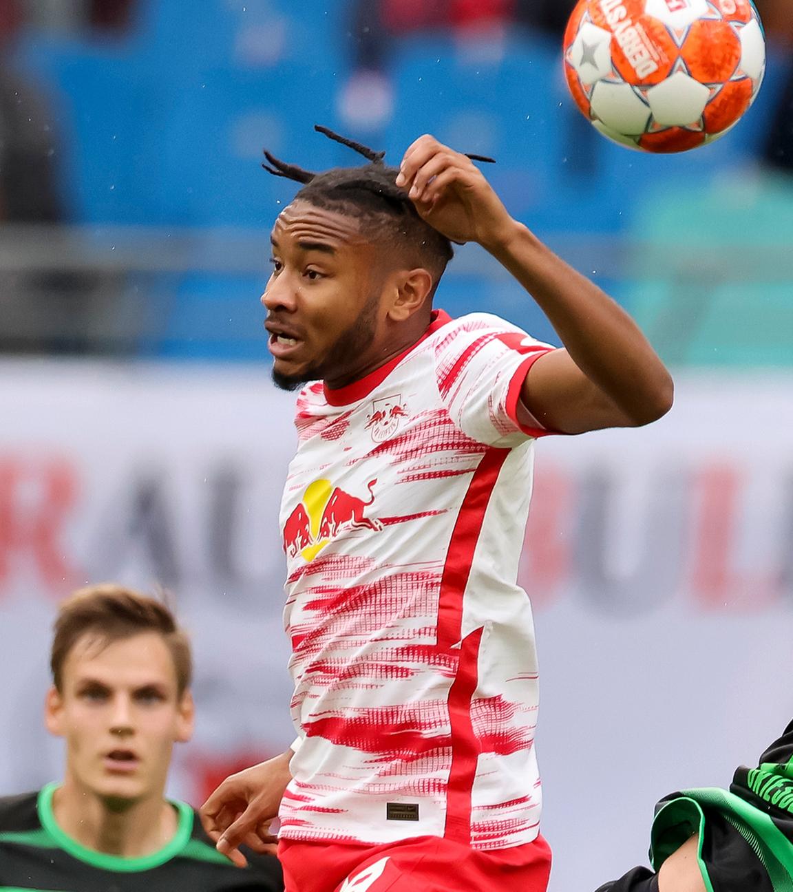 Kopfballduell zwischen Christopher Nkunku (m) von RB Leipzig und Fürths Sebastian Griesbeck (r) am 23.10.2021 in der Red Bull Arena.