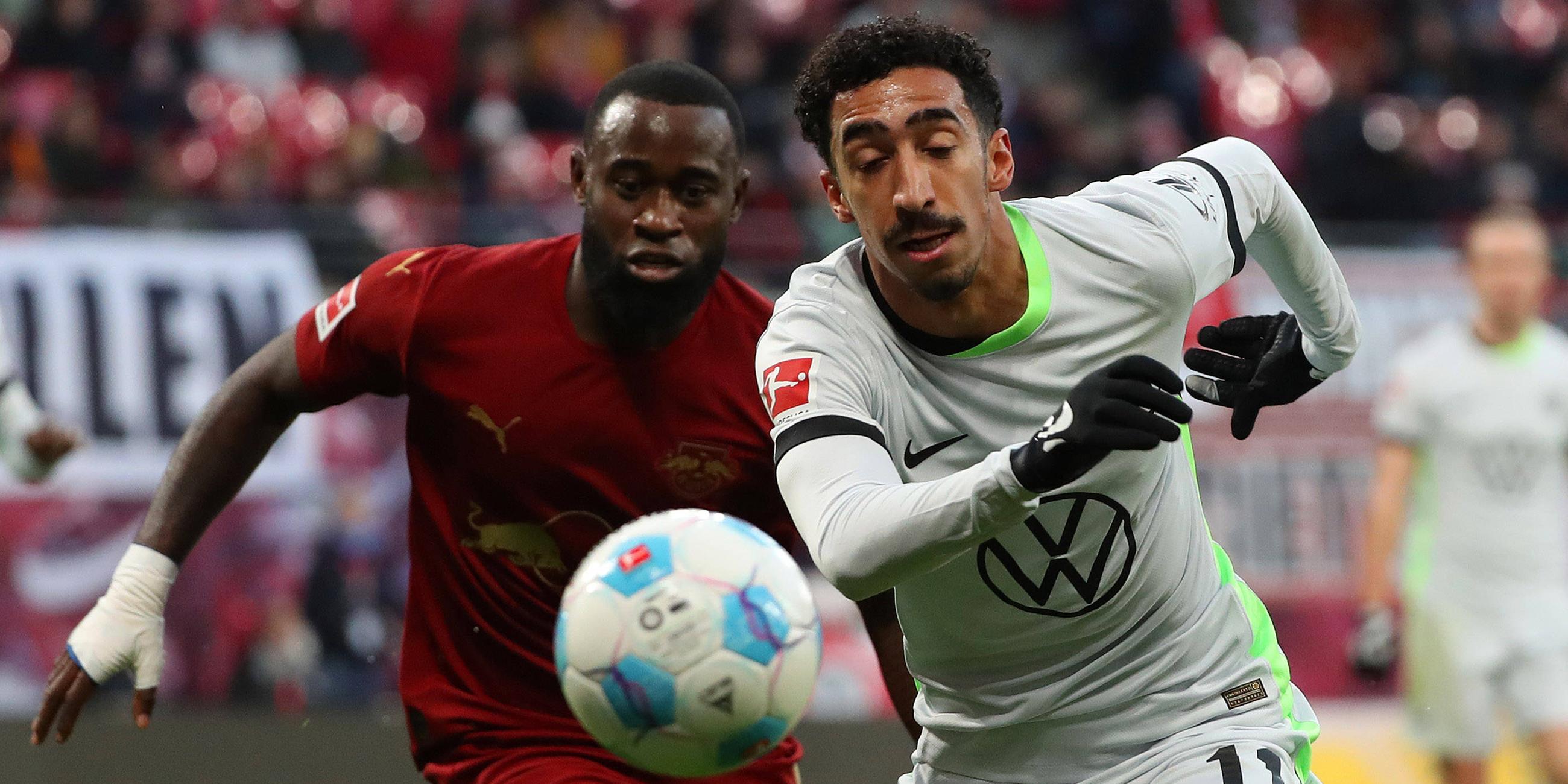 Leipzigs Castello Lukeba und Tiago Tomas vom VfL Wolfsburg kämpfen um den Ball.