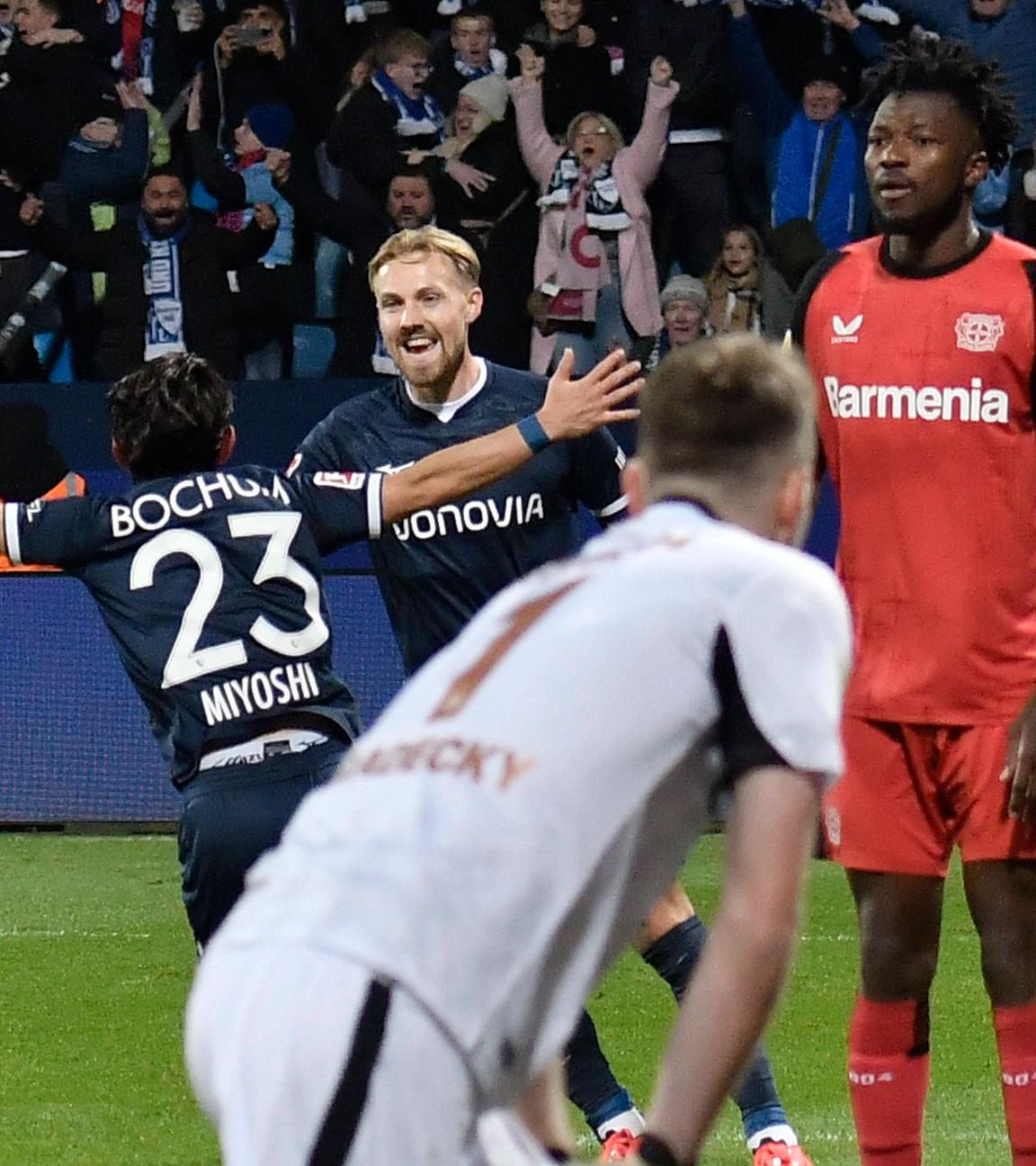 Koji Miyoshi vom VfL Bochum jubelt mit seiner Mannschaft den Ausgleichstreffer gegen Bayer 04 Leverkusen.