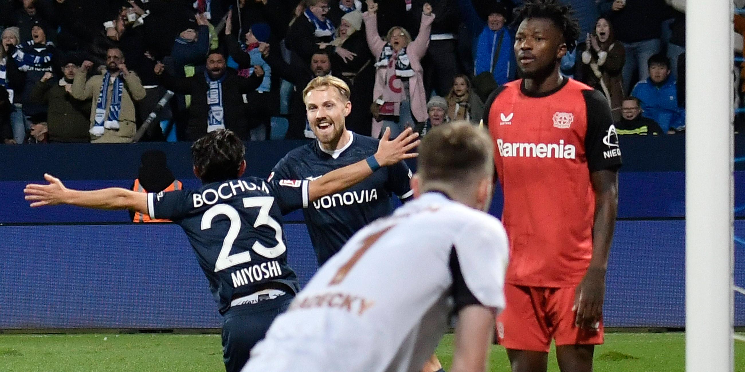 Koji Miyoshi vom VfL Bochum jubelt mit seiner Mannschaft den Ausgleichstreffer gegen Bayer 04 Leverkusen.