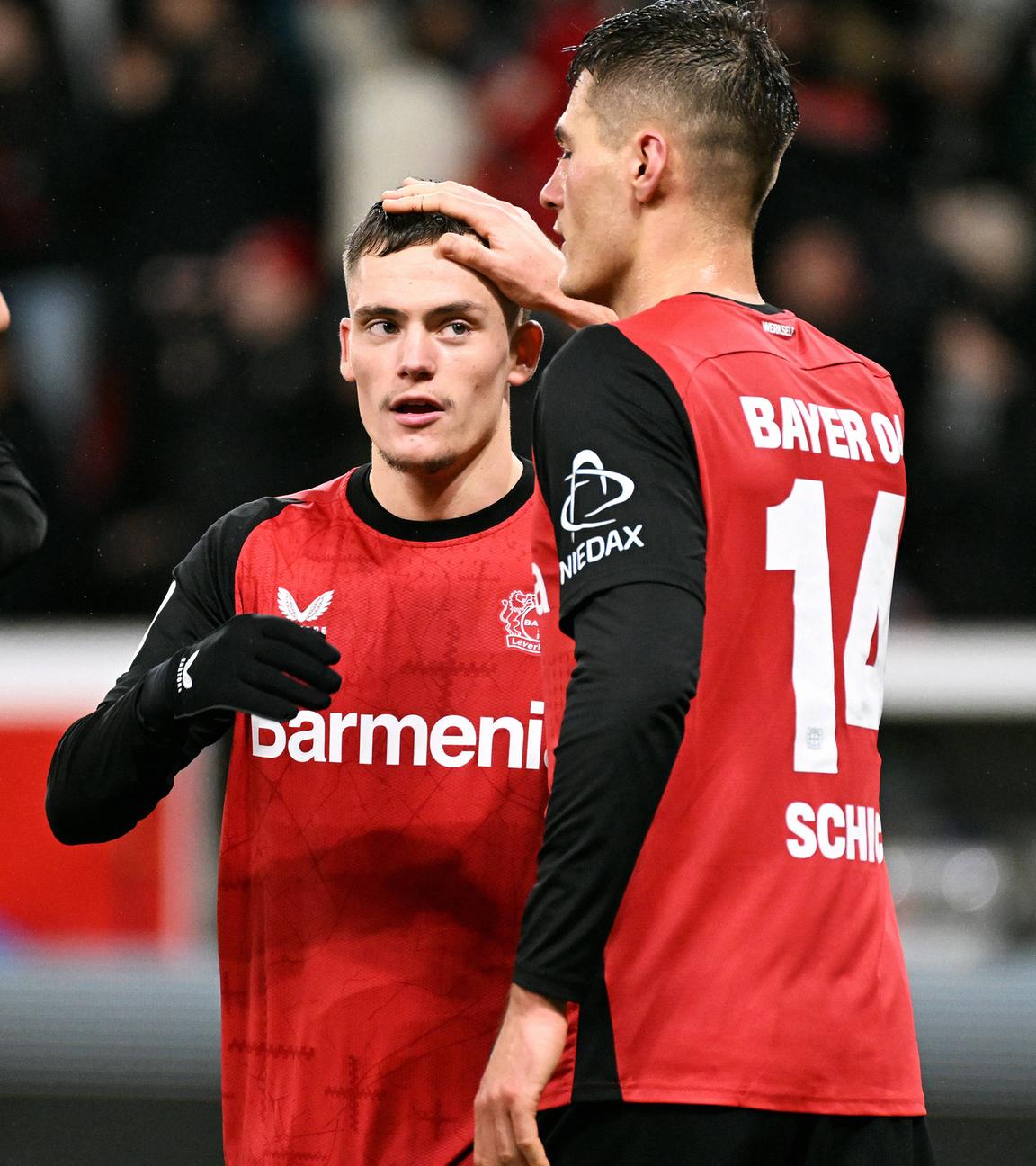 Leverkusens Torschütze Patrik Schick jubelt nach seinem Tor zum 4:1 mit Florian Wirtz.