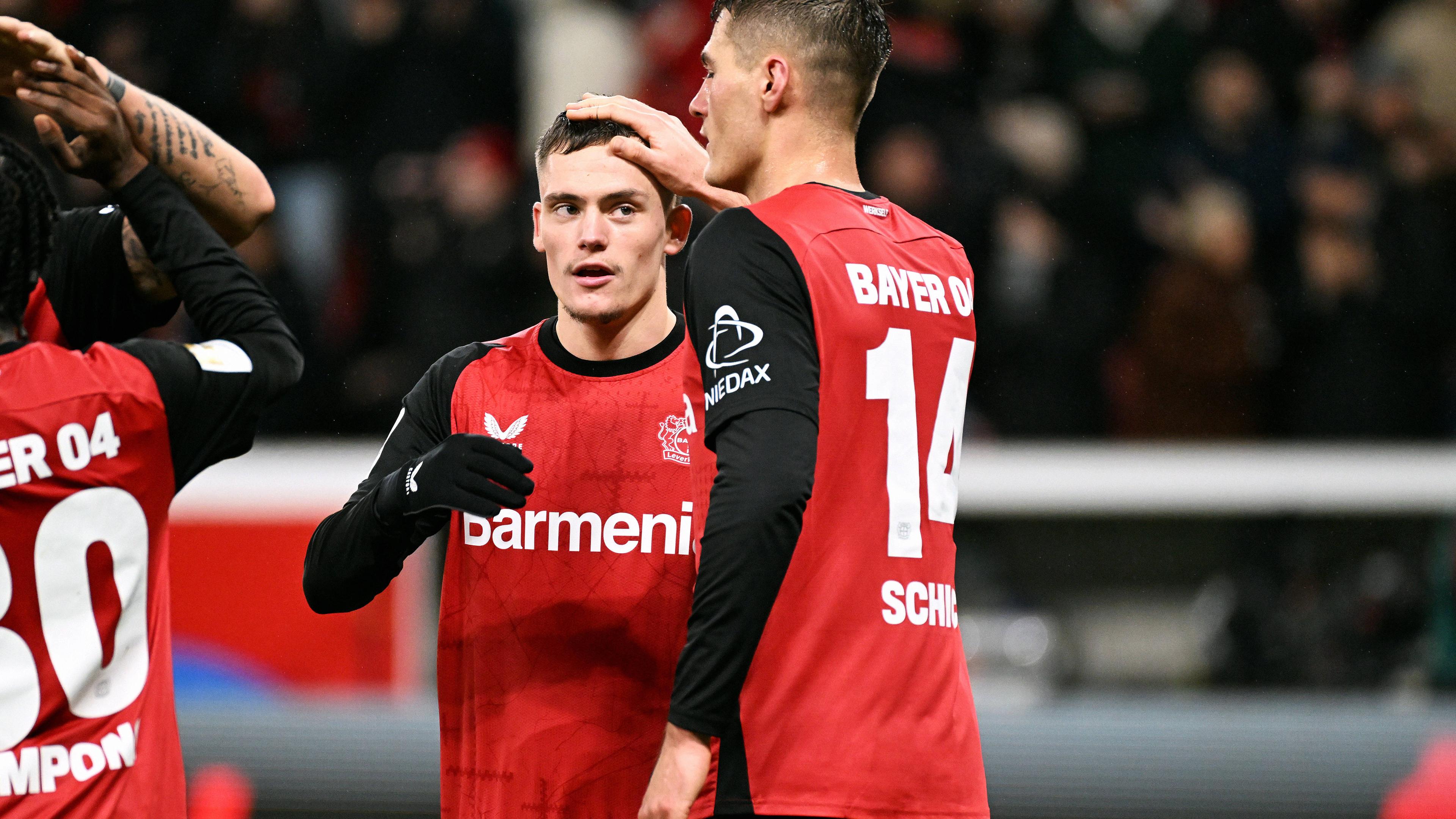 Leverkusens Torschütze Patrik Schick jubelt nach seinem Tor zum 4:1 mit Florian Wirtz.