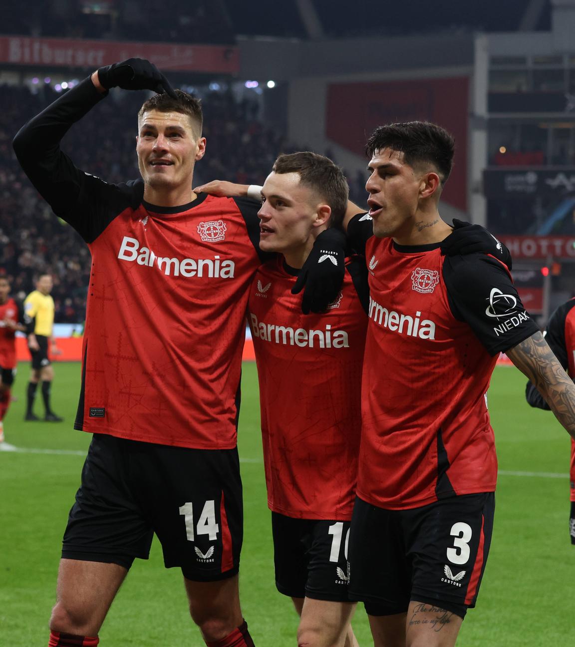 Leverkusens Florian Wirtz jubelt mit Patrick Schick nach dem Tor zum 3:0 gegen Mönchengladbach.