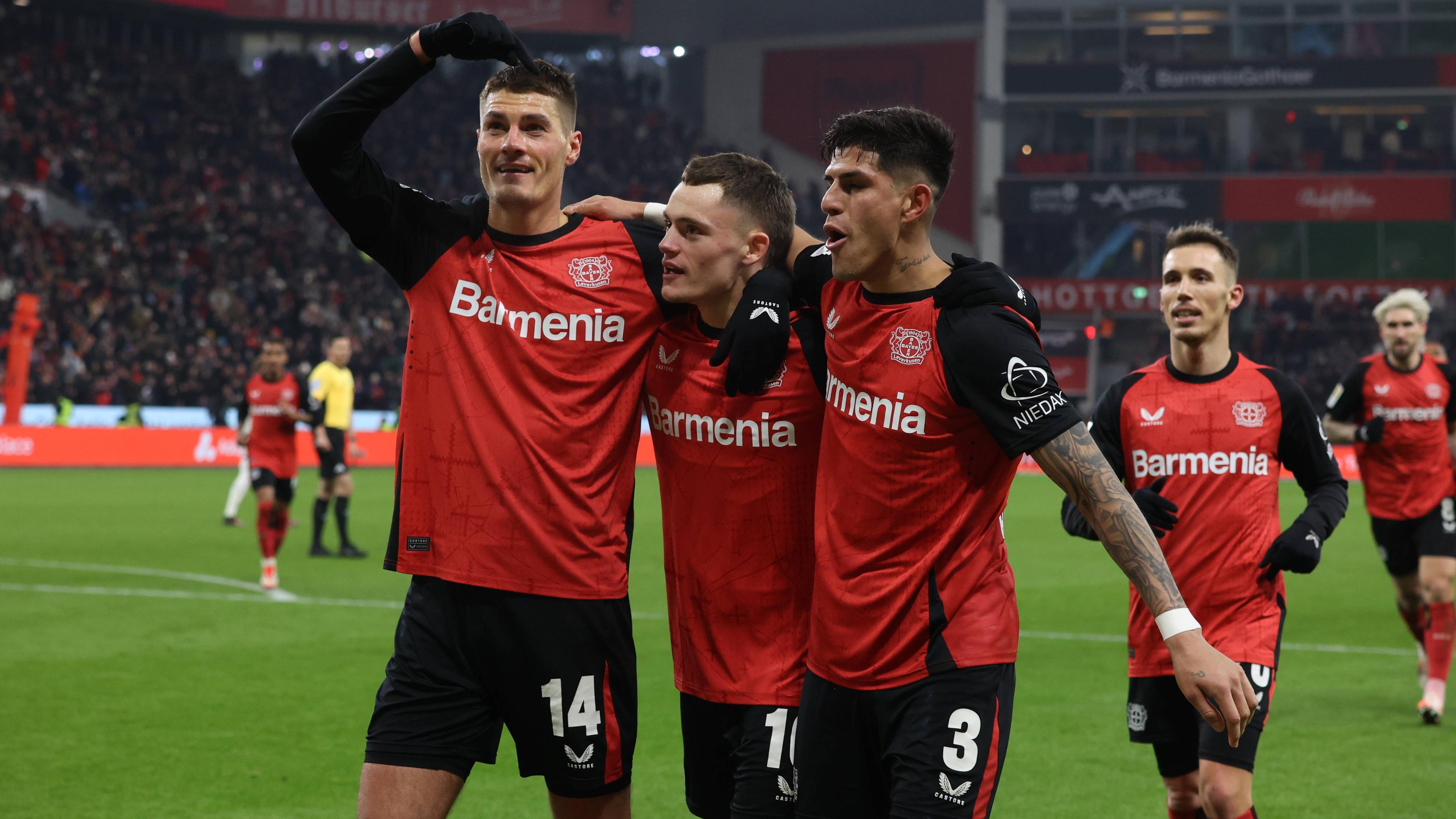 Leverkusens Florian Wirtz jubelt mit Patrick Schick nach dem Tor zum 3:0 gegen Mönchengladbach.