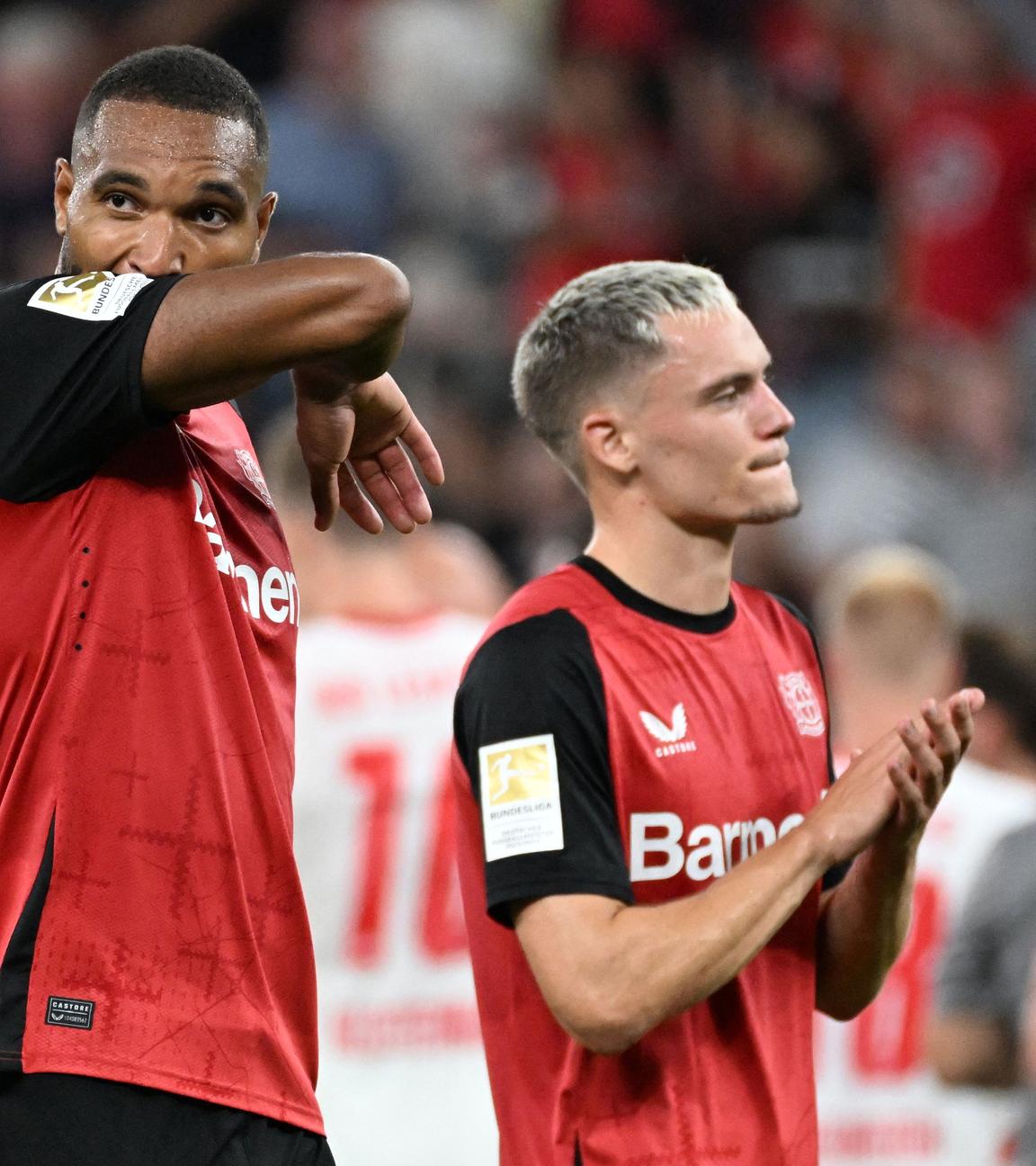 Bayer Leverkusens Verteidiger (Nr. 04) Jonathan Tah und Bayer Leverkusens  Mittelfeldspieler (Nr. 10) Florian Wirtz reagieren nach dem Bundesligaspiel