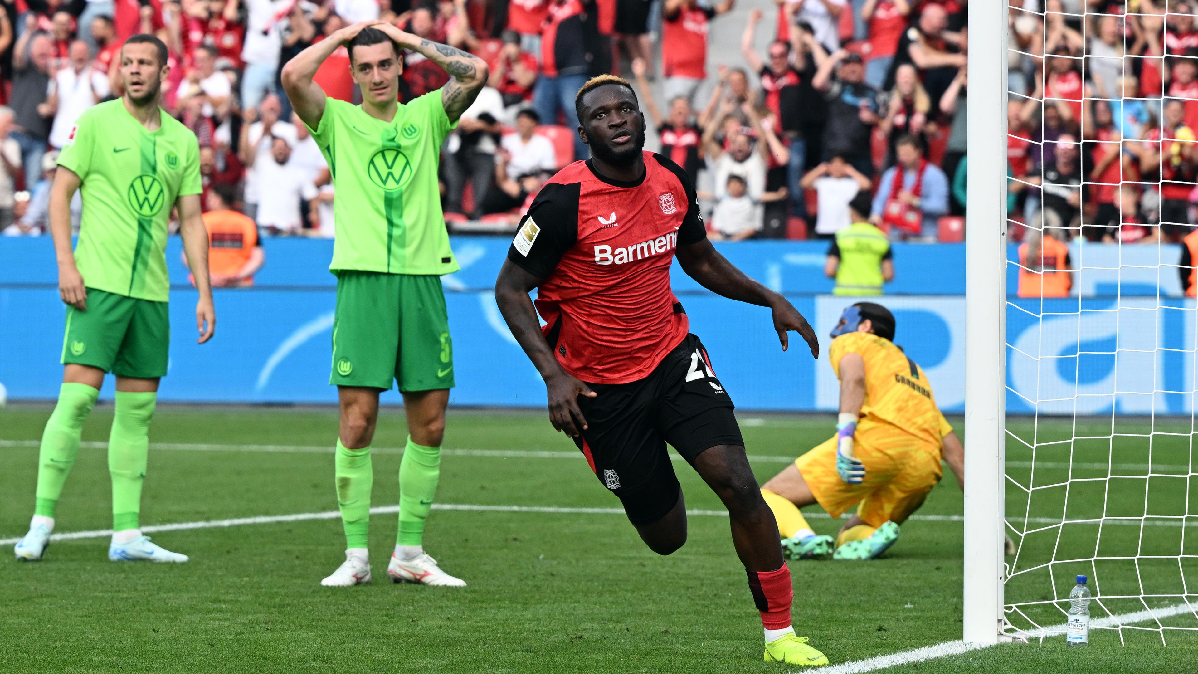 Leverkusens Victor Boniface bejubelt sein entscheidendes Tor zum 4:3 gegen Wolfsburg.