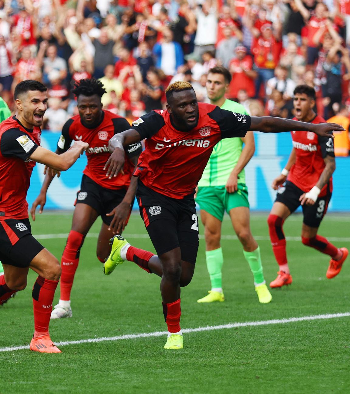 Die Spieler des Bayer 04 Leverkusen jubeln nach dem entscheidenden Tor zum 4:3 gegen den VfL Wolfsburg.