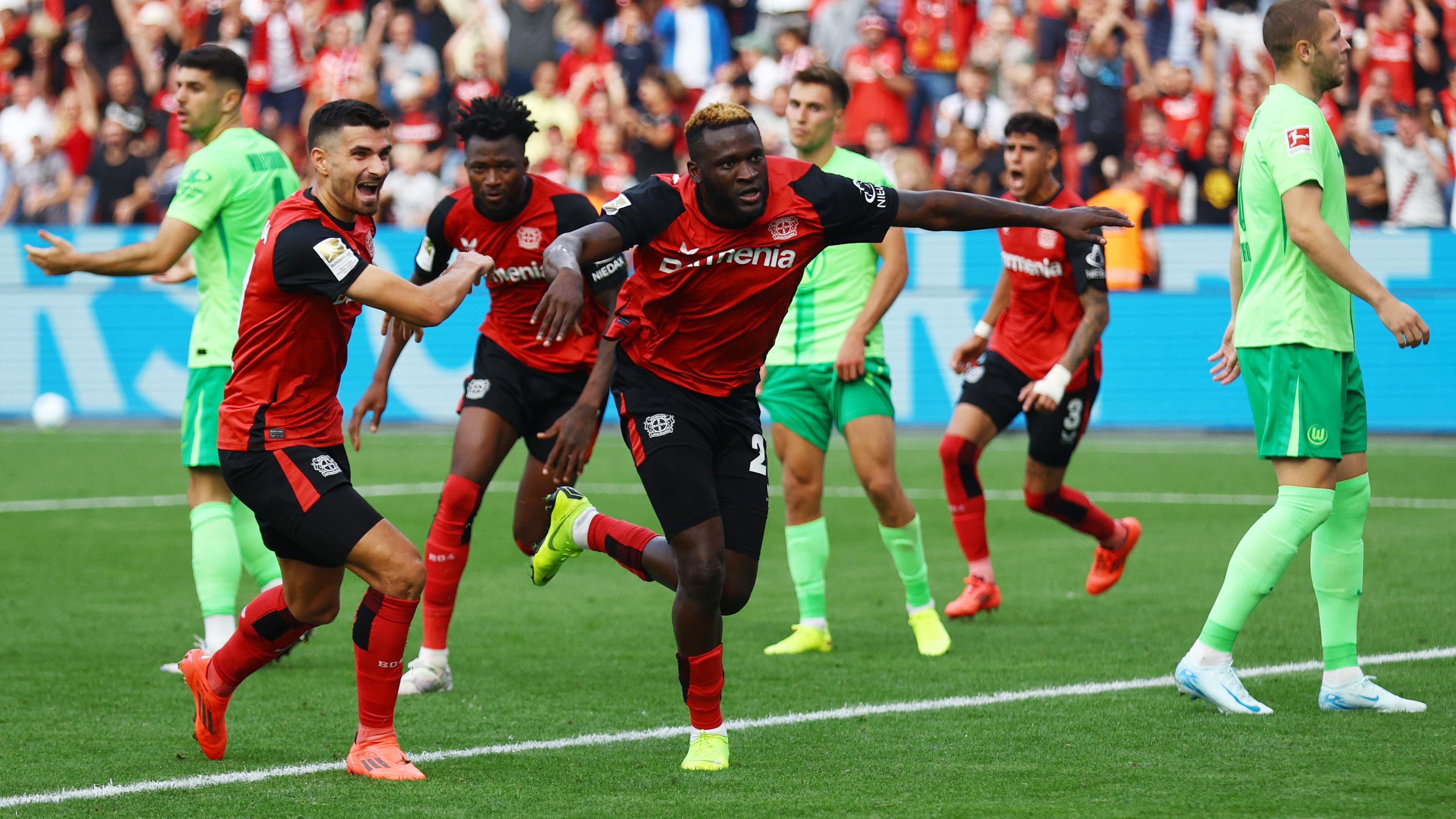 Die Spieler des Bayer 04 Leverkusen jubeln nach dem entscheidenden Tor zum 4:3 gegen den VfL Wolfsburg.