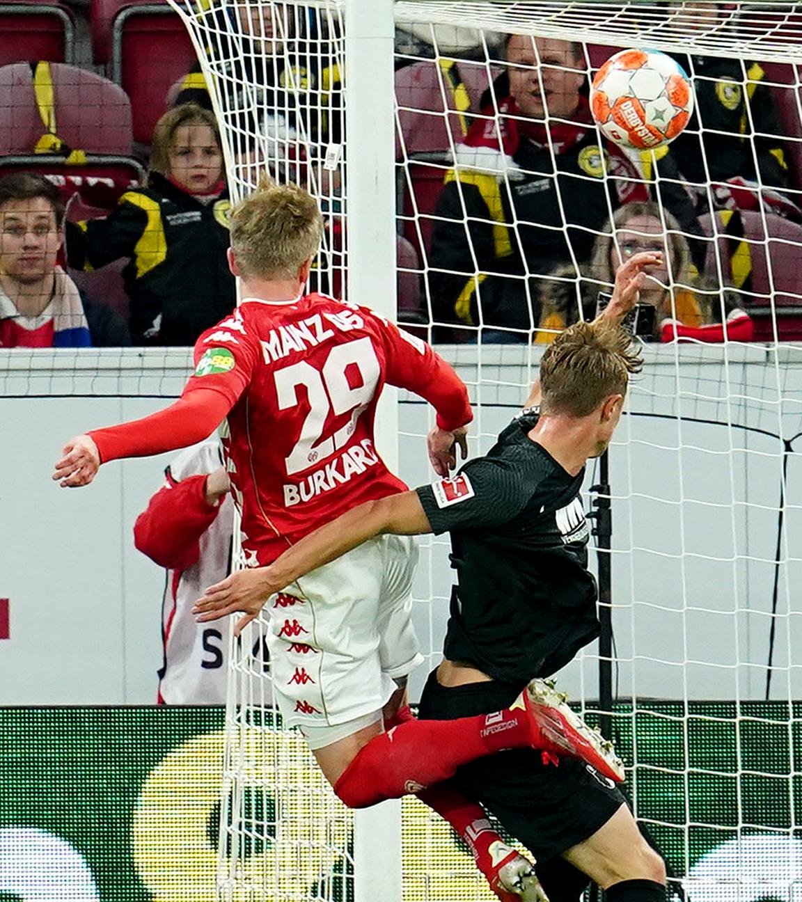 Jonathan Burkhardt (l) vom FSV Mainz 05 köpft den Ball ins Tor von Augsburgs Torwart Rafal Gikiewicz (r) am 22.10.2021 in der Mewa Arena.