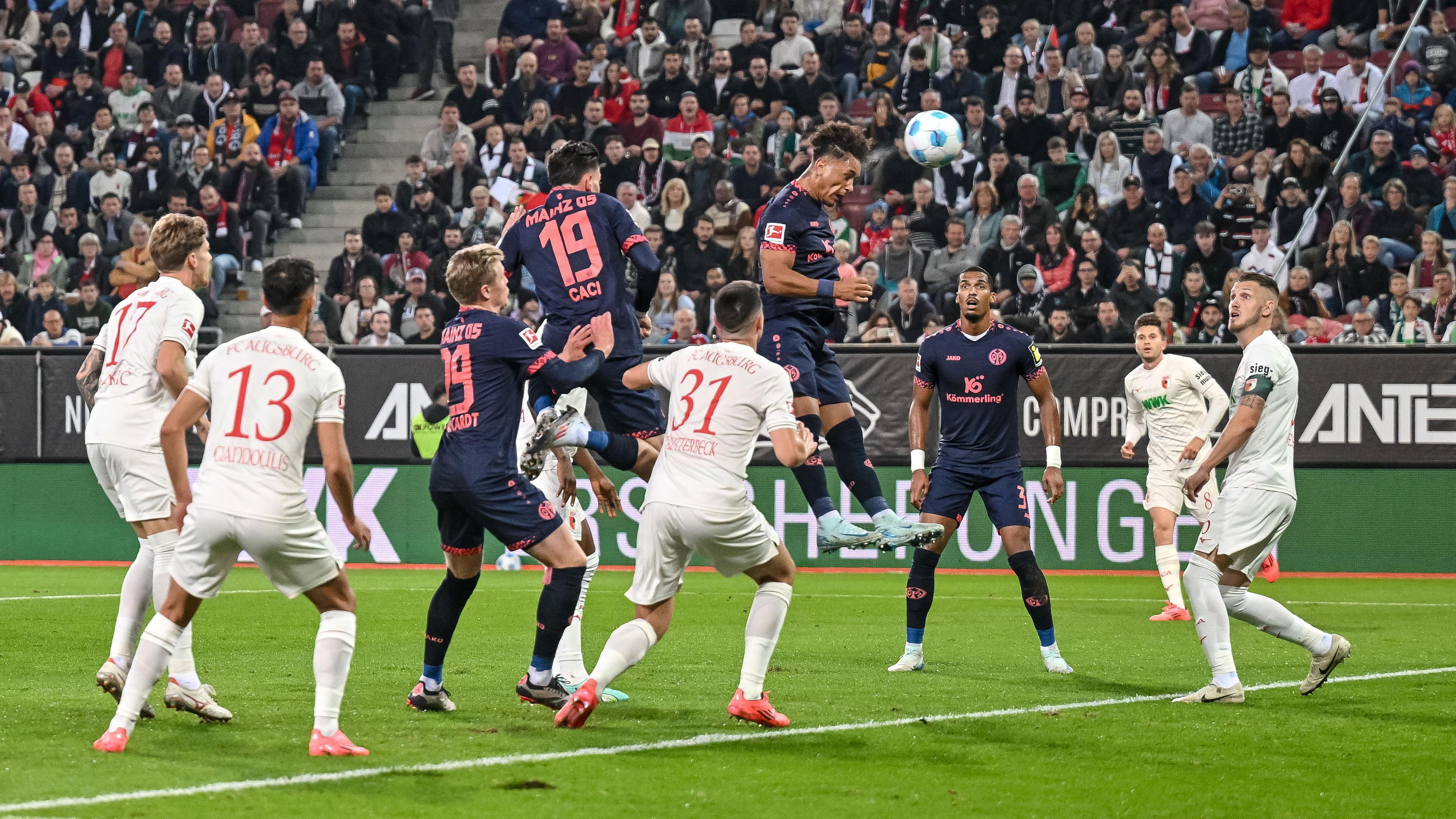 Der Mainzer Armindo Sieb mit dem Kopfball zum 0:1 gegen den FC Augsburg