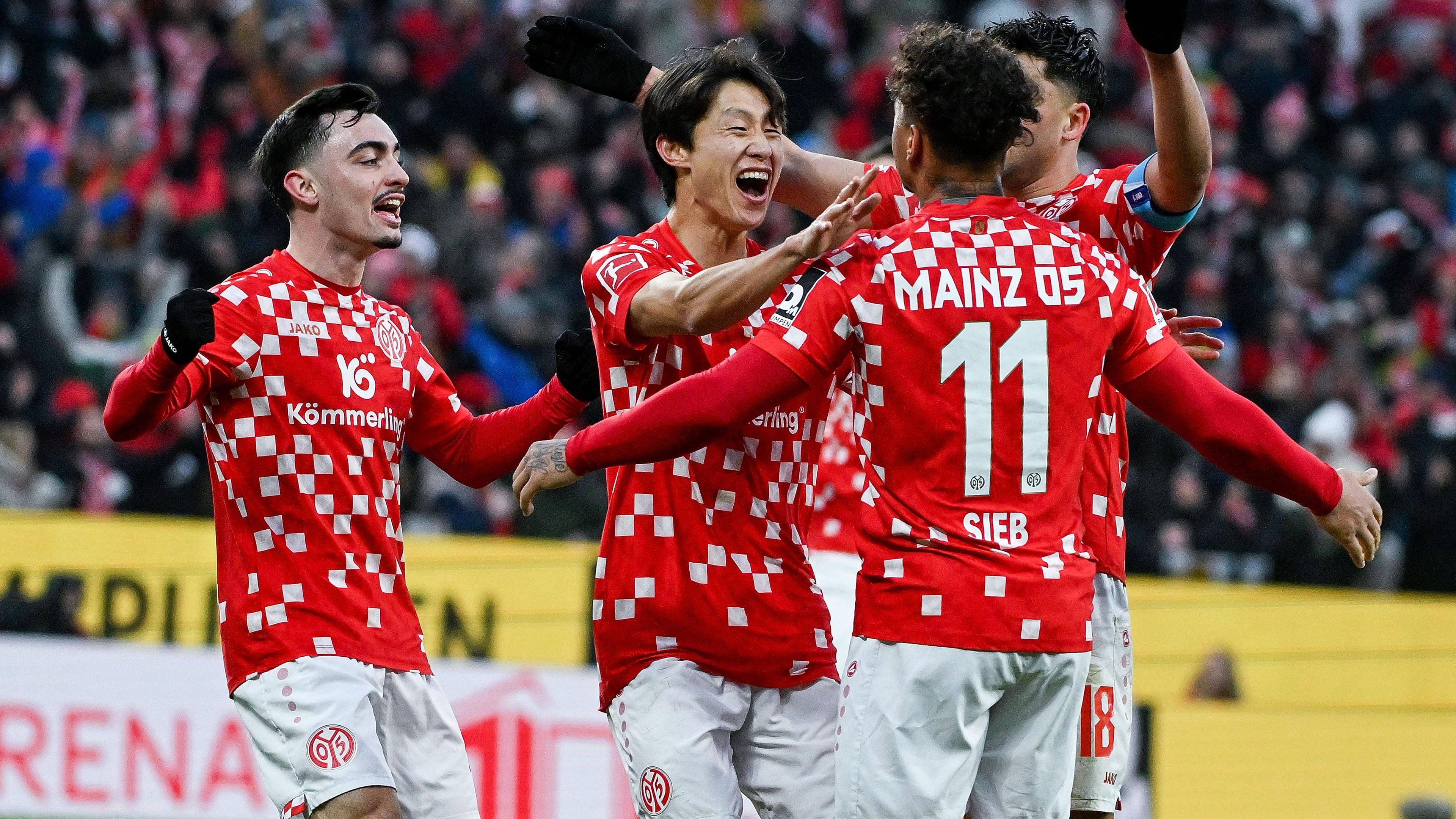 Torschütze Jae-Sung Lee vom FSV Mainz 05 jubelt nach seinem Tor zum 1:0 gegen den FC Bayern München.