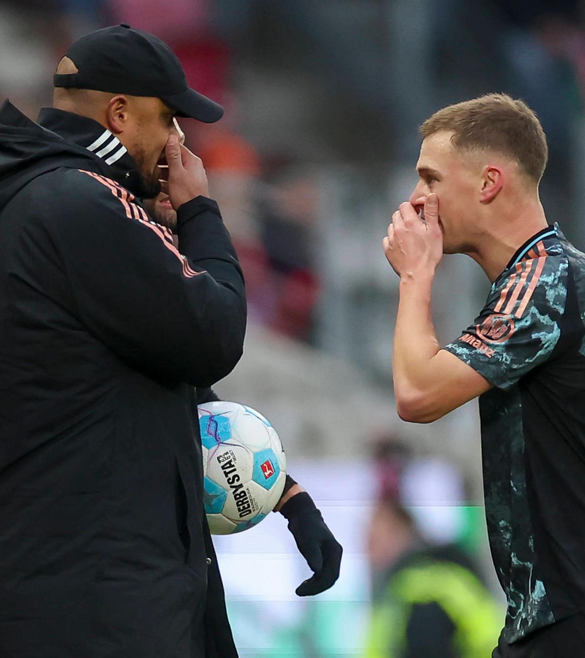 Bayern Münchens Trainer Vincent Kompany und Spieler Joshua Kimmich besprechen sich während des Spiel gegen Mainz 05.