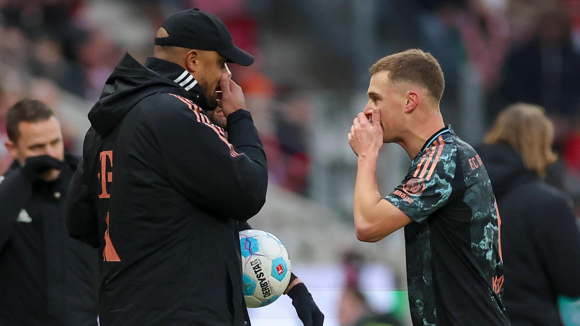 Bayern Münchens Trainer Vincent Kompany und Spieler Joshua Kimmich besprechen sich während des Spiel gegen Mainz 05.