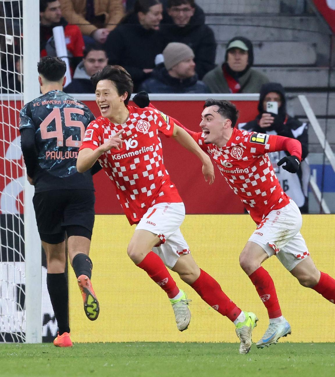 Lee Jae-Sung vom 1. FSV Mainz 05 jubelt nach seinem Tor zum 1:0 gegen den FC Bayern München.