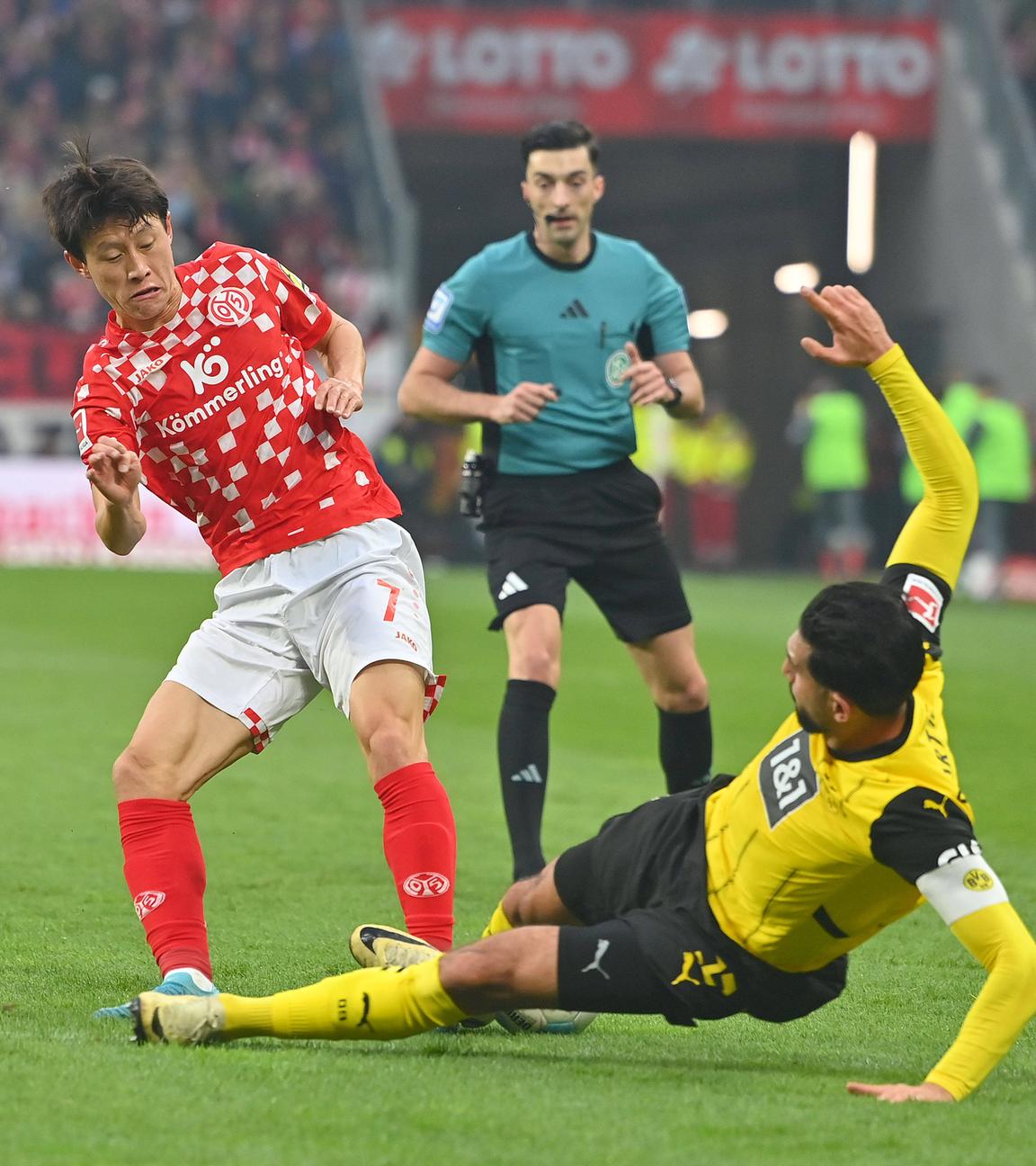 Emre Can von Borussia Dortmund foult Jae Sung Lee vom 1. FSV Mainz 05 und bekommt die rote Karte.