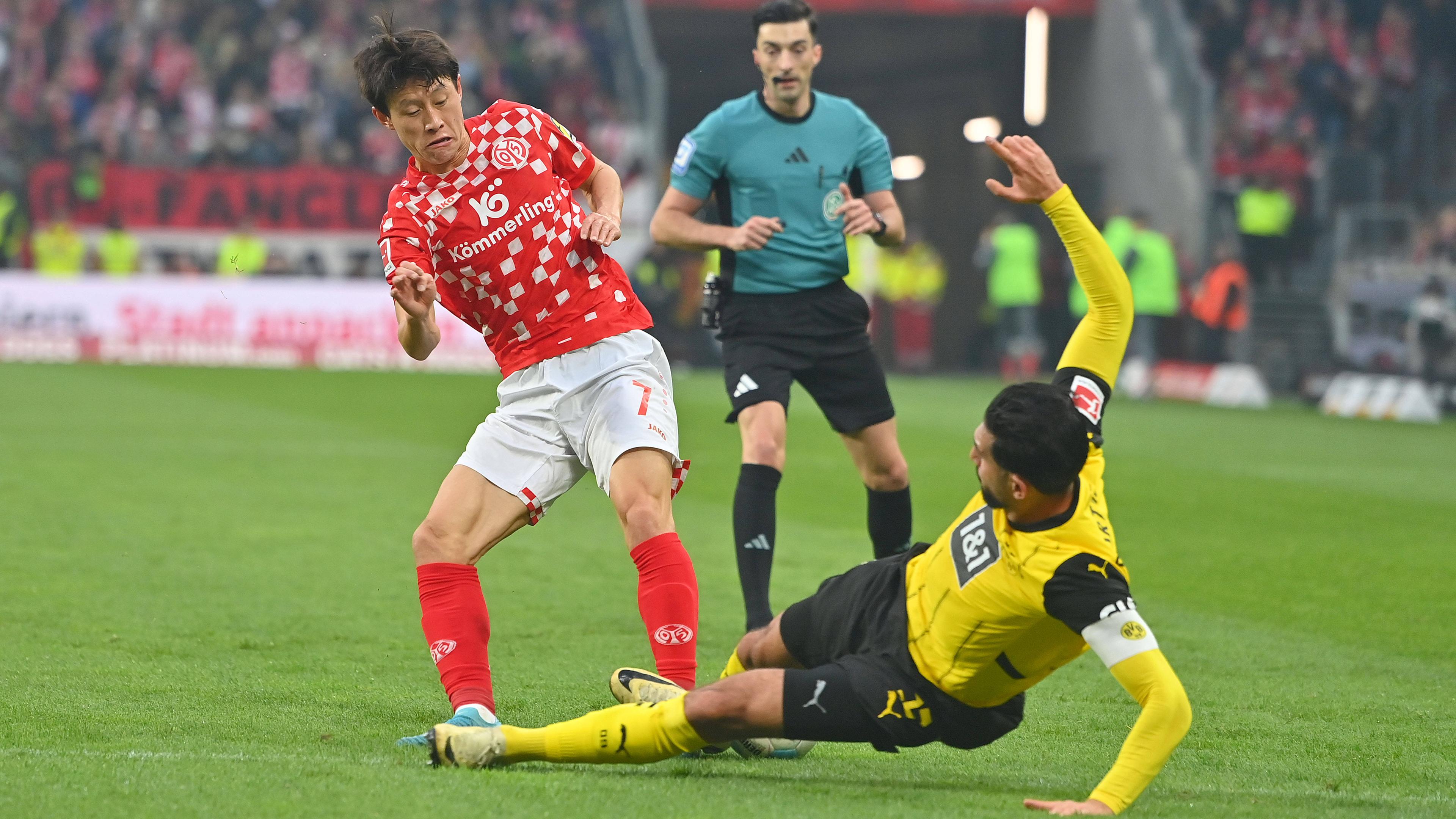 Emre Can von Borussia Dortmund foult Jae Sung Lee vom 1. FSV Mainz 05 und bekommt die rote Karte.